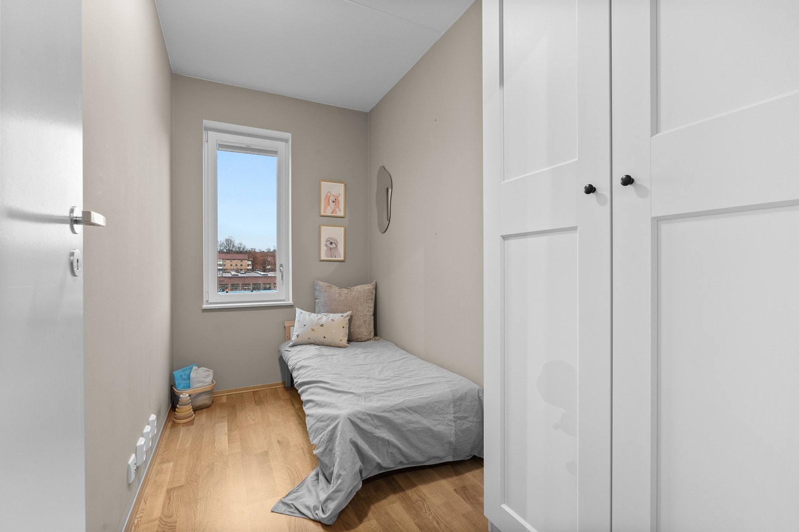 Her fra rom 3. Rommet benyttes i dag som soverom, men er byggemeldt som disponibelt rom/bod og har garderobe. Det er enkelt å søke om bruksendring til soverom med mindre tilpasninger. Dette rommet passer perfekt også som kontor eller et walk-in-closet. Galleribilde