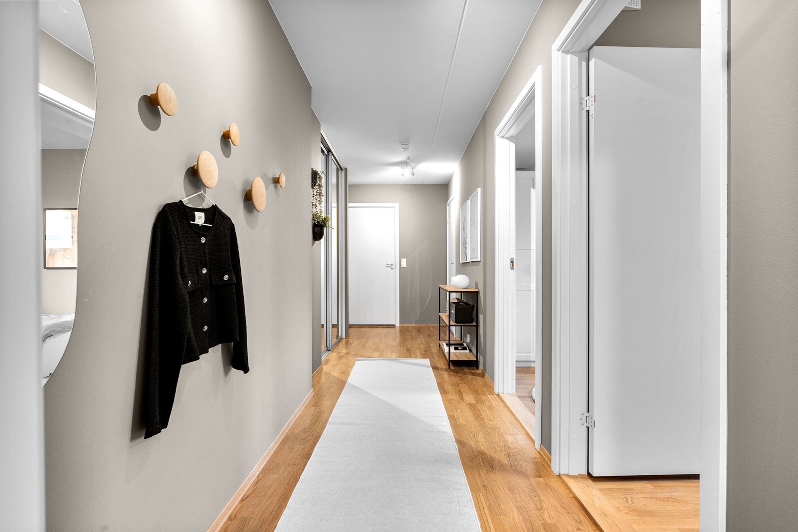 Leiligheten har en romslig og god entrè med stor skyvedørsgarderobe med speilfronter. (Også dette var tilleggsvalg) Galleribilde