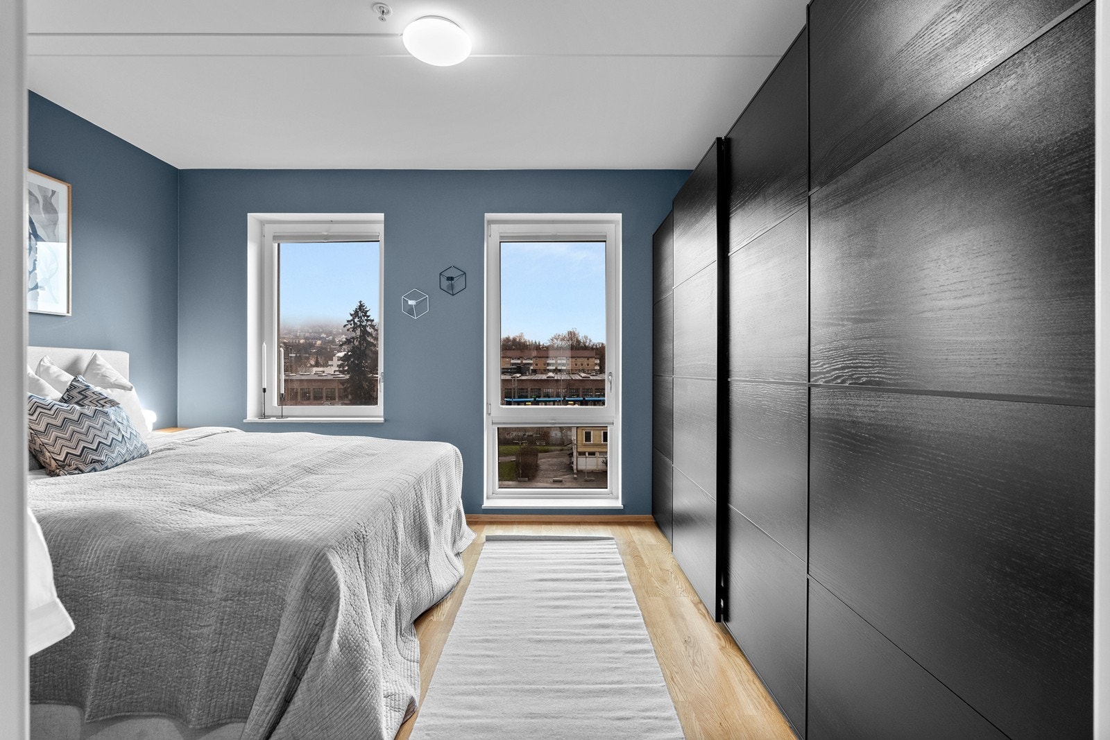 Hovedsoverommet har rikelig med oppbevaringsplass i en romslig skyvedørsgarderobe som strekker seg langs hele veggen. Garderobeskapet er på hele 3 meter. Galleribilde