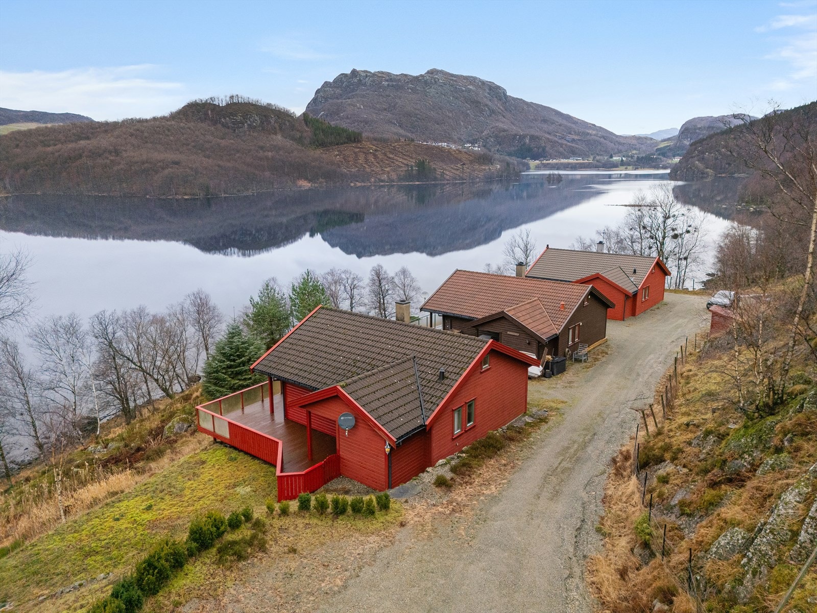 Fritidseiendommen ligger fint til ved Svelavatnet på Vikeså. Galleribilde