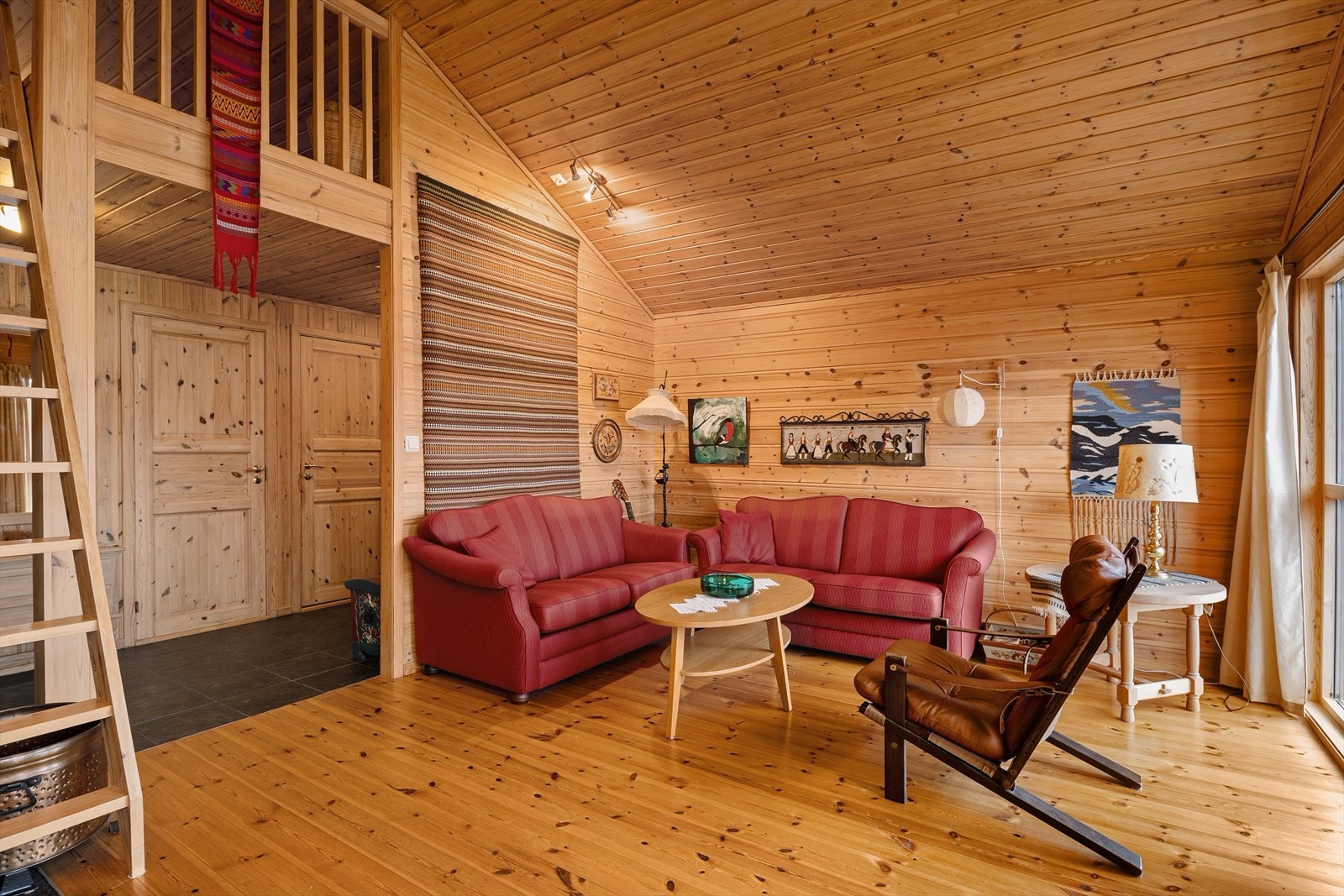 Stue med trapp opp til hems. Galleribilde