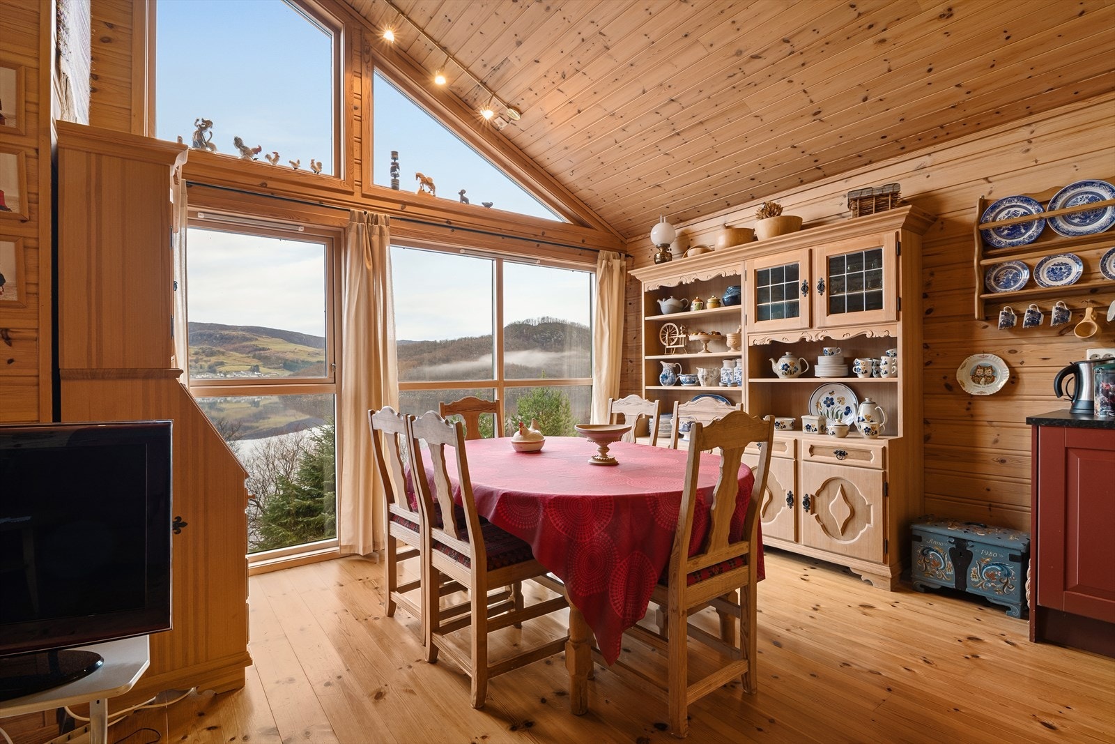 Stue med store vindusflater som gir godt lys og utsikt over Svelavatnet. Galleribilde