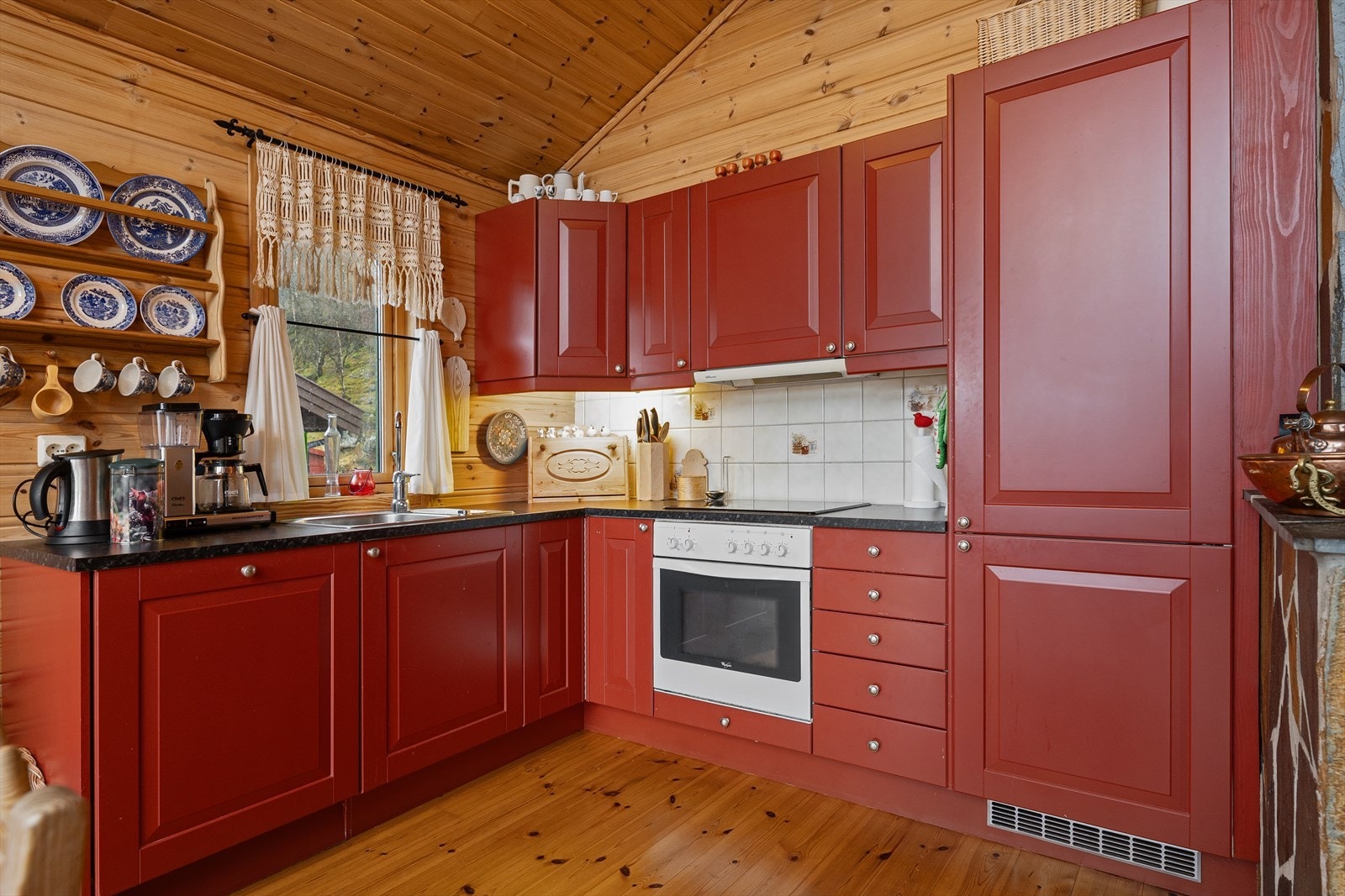 Kjøkken med integrert kjøleskap, komfyr og vaskemaskin. Galleribilde