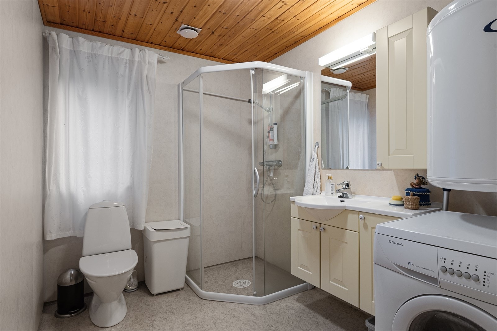 Bad med opplegg for vaskemaskin. Galleribilde