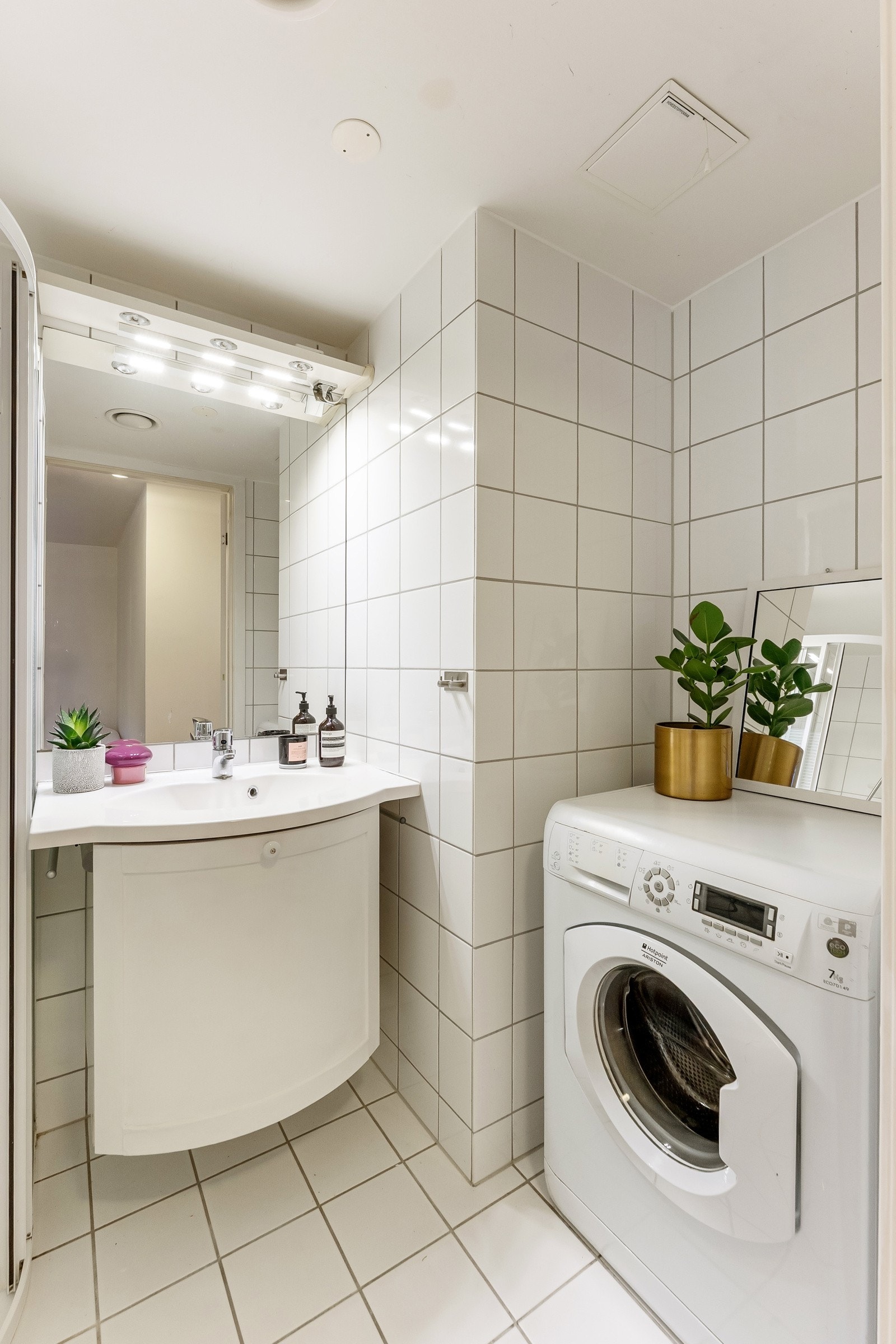 Badet inneholder dusjsone, wc, servant og skapinnredning Galleribilde