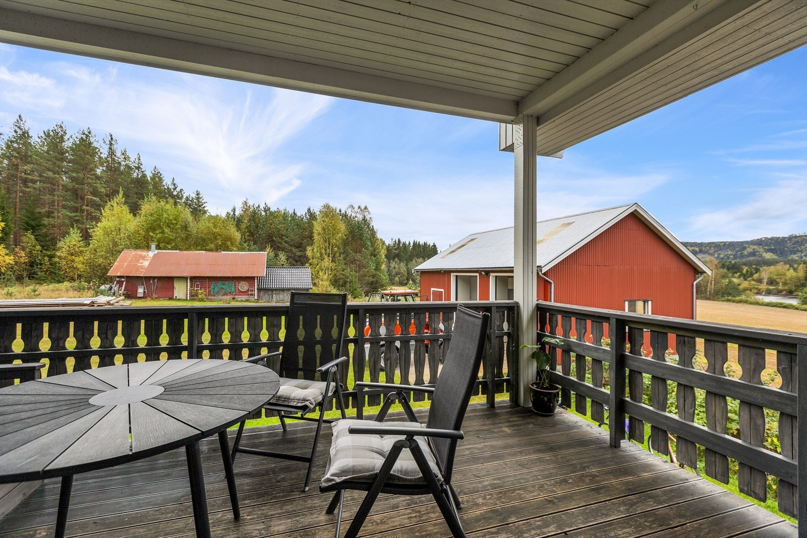 Lun og overbygget uteplass Galleribilde