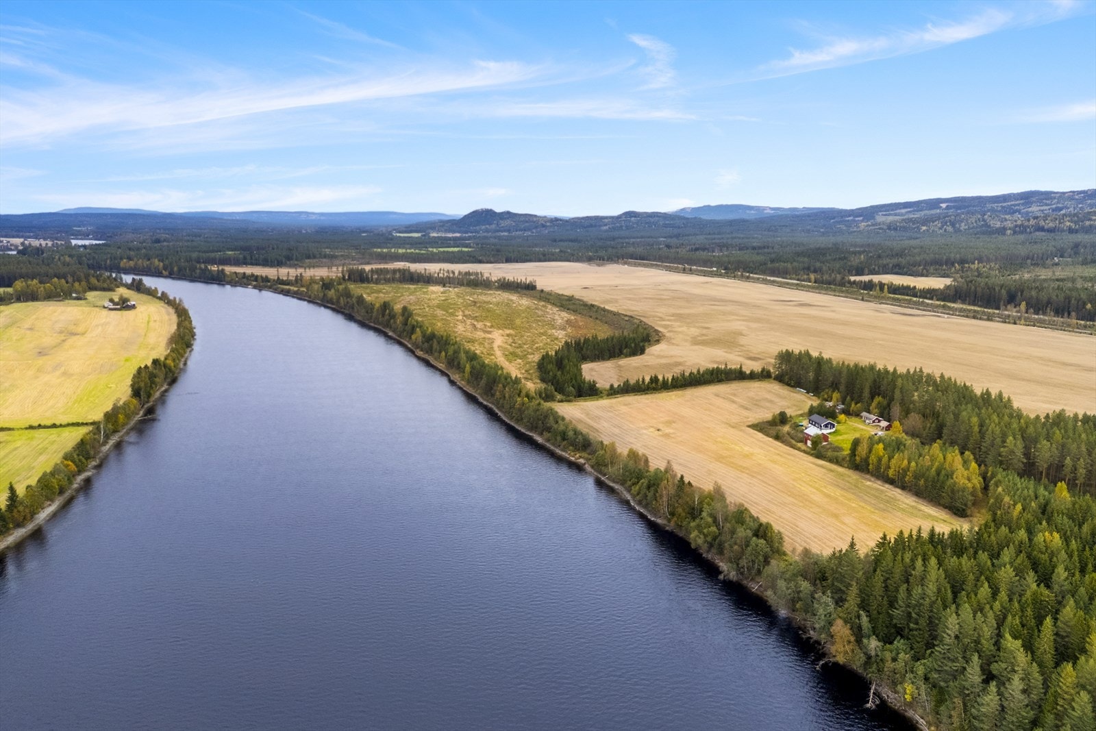 Beliggenheten er idyllisk med nærhet til flotte turområder og både fiske- og bademuligheter i Glomma. Galleribilde