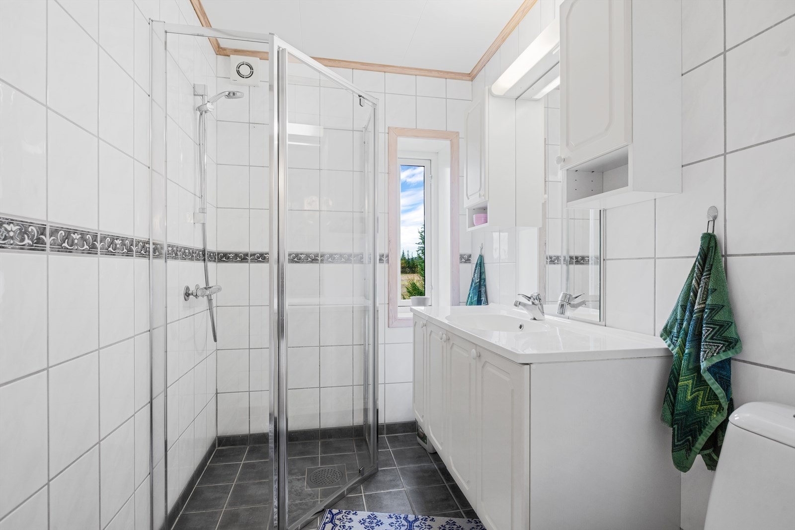 Flislagt baderom. Galleribilde