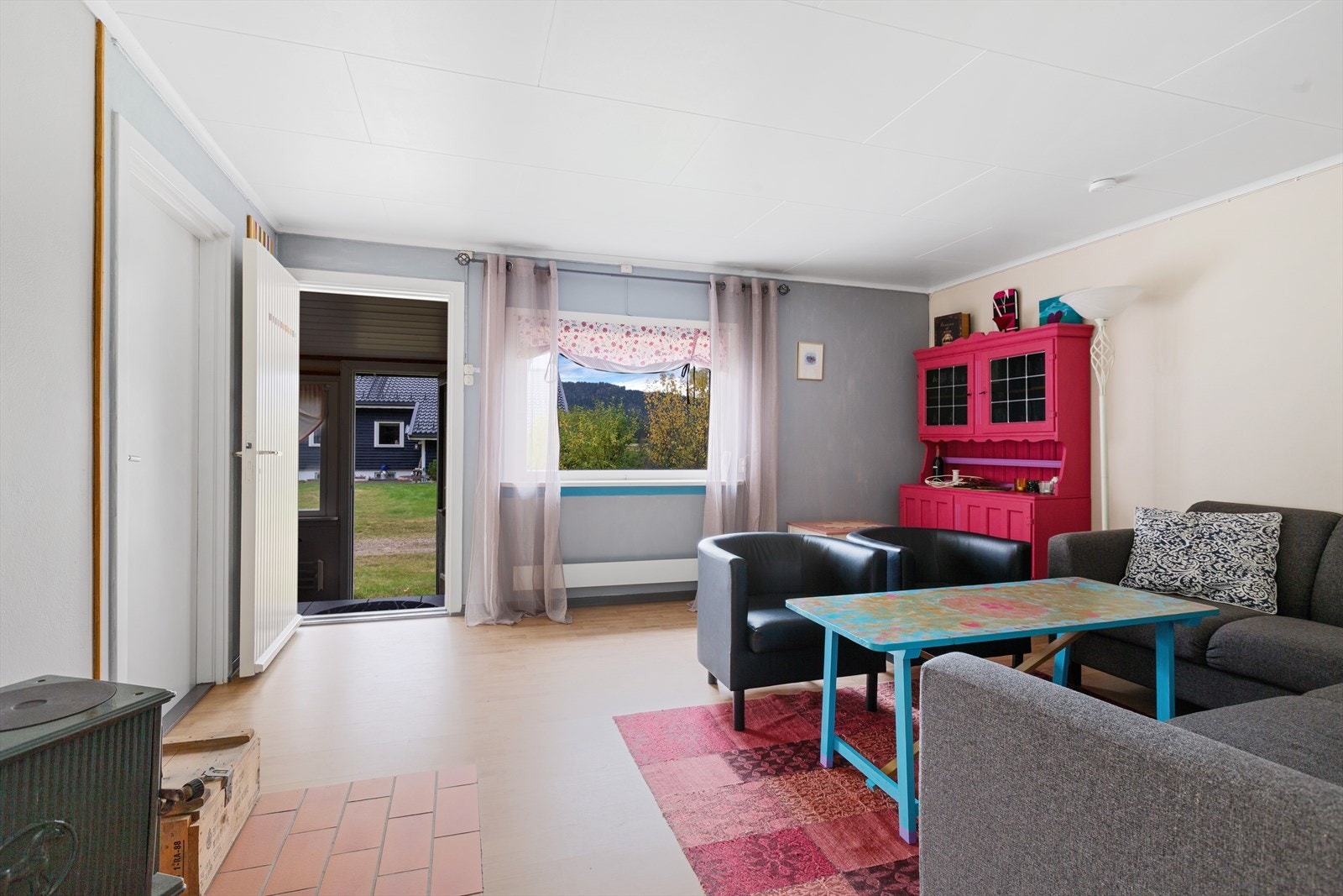 Bygningen er innredet med kjøkken, stue og soverom. Galleribilde