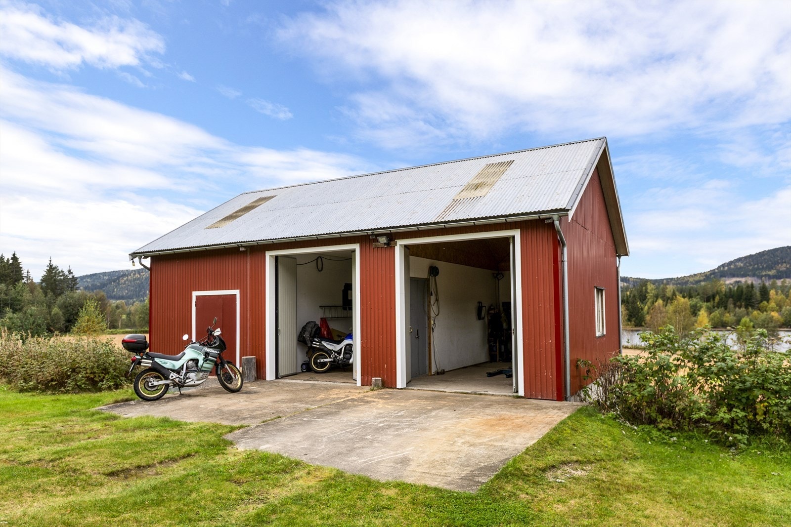 Eiendommen har en innholdsrik bygningsmasse med bla. driftsbygning med 3 verkstedrom og mye lagring i kjelleren. Galleribilde