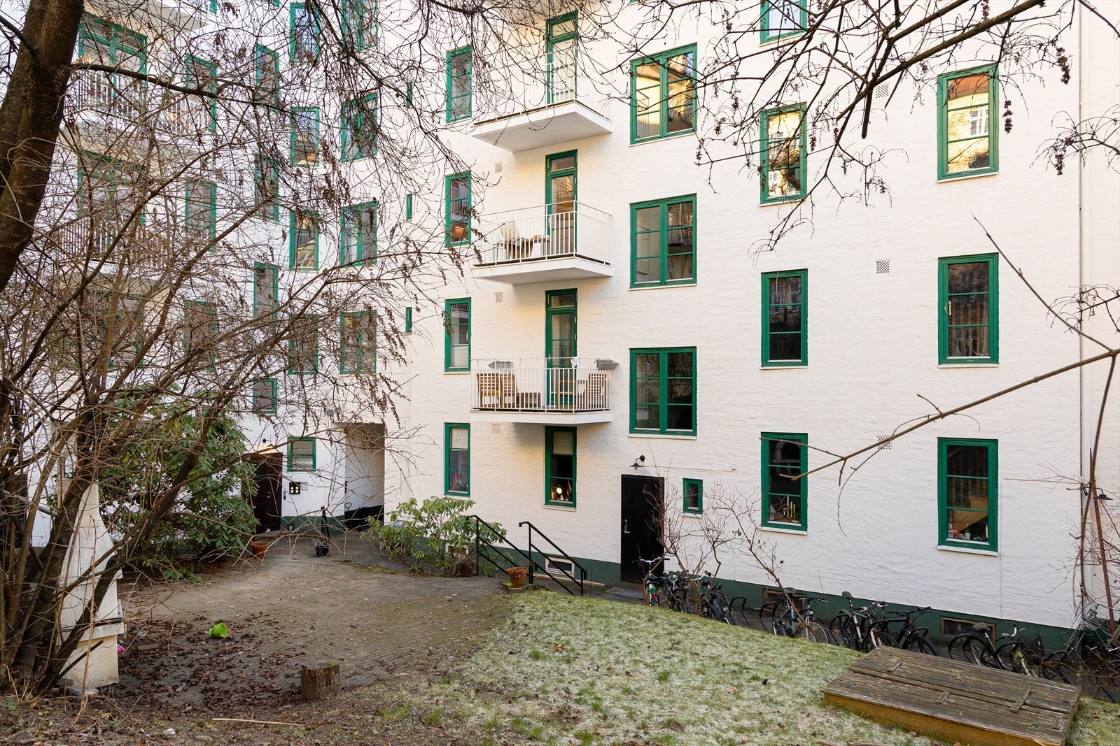 Nydelig bakgård med sittegrupper, sykkelparkering og grill. Galleribilde