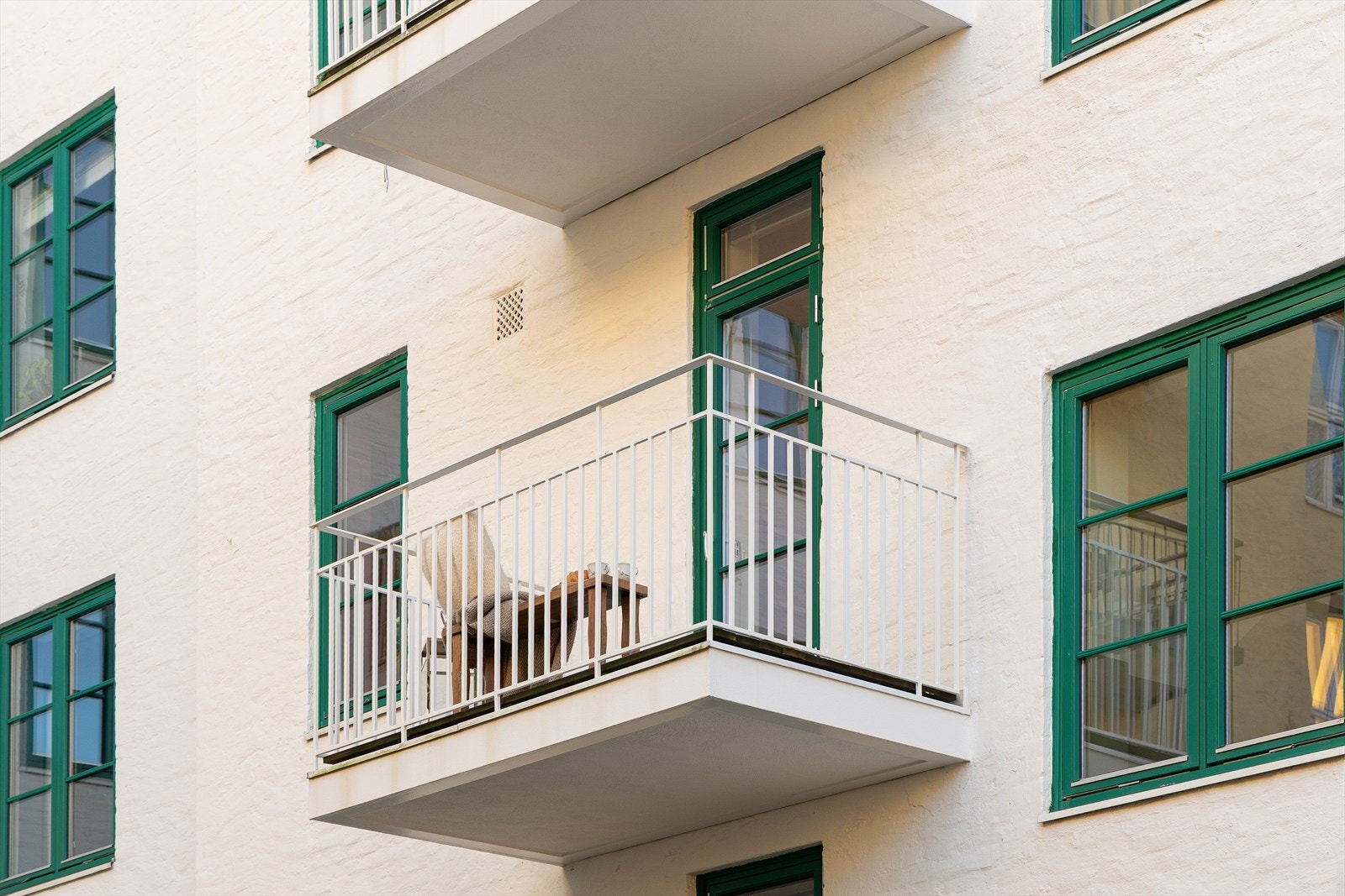 Den ene balkongen og soverommene vender mot bakgård. Galleribilde