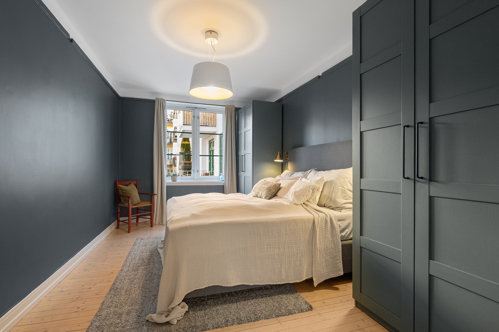 Leiligheten har to innbydende og romslige soverom. Galleribilde