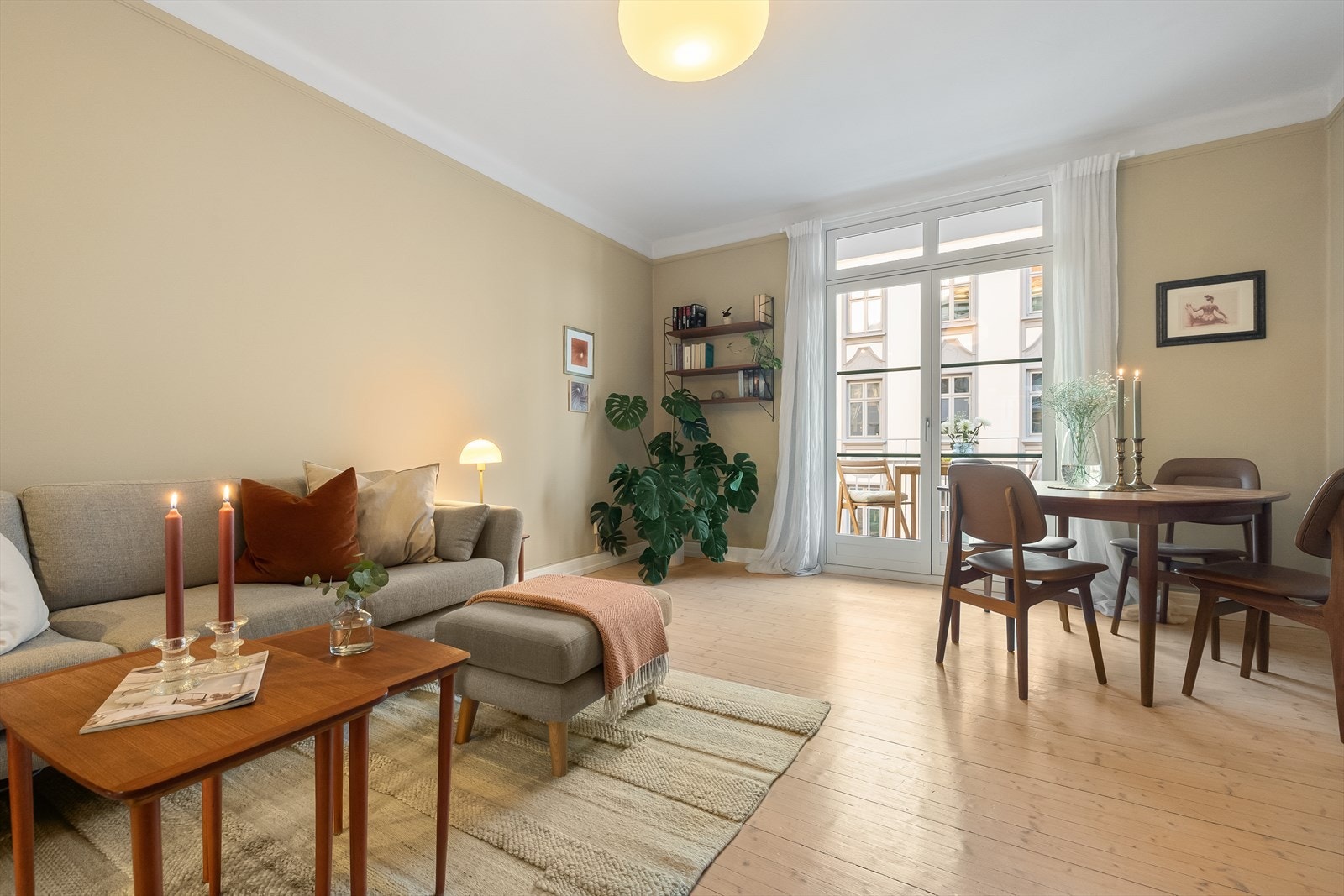 Fantastisk, lys og innbydende stue med utgang til balkong. Galleribilde