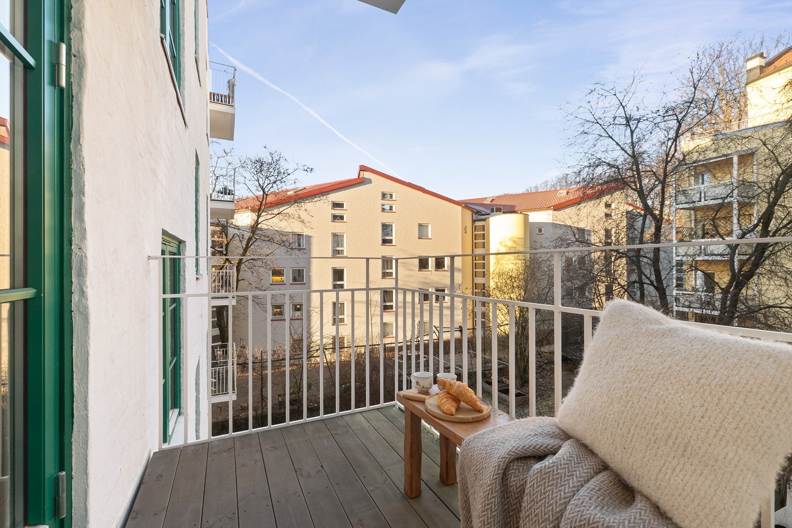 Balkongen har hyggelig utsyn mot idyllisk bakgård. Galleribilde