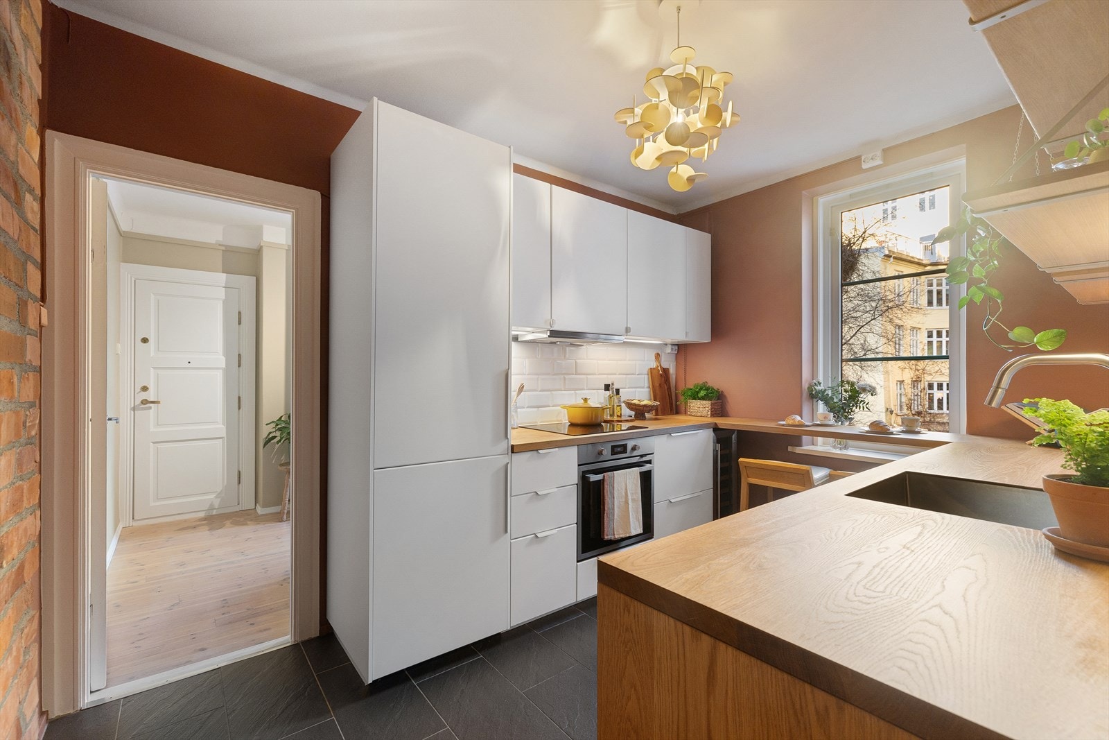 Separat, moderne kjøkken fra 2021. Tidsriktig innredning fra Ikea med glatte, hvite fronter og pen benkeplate og gulvvarme. Galleribilde