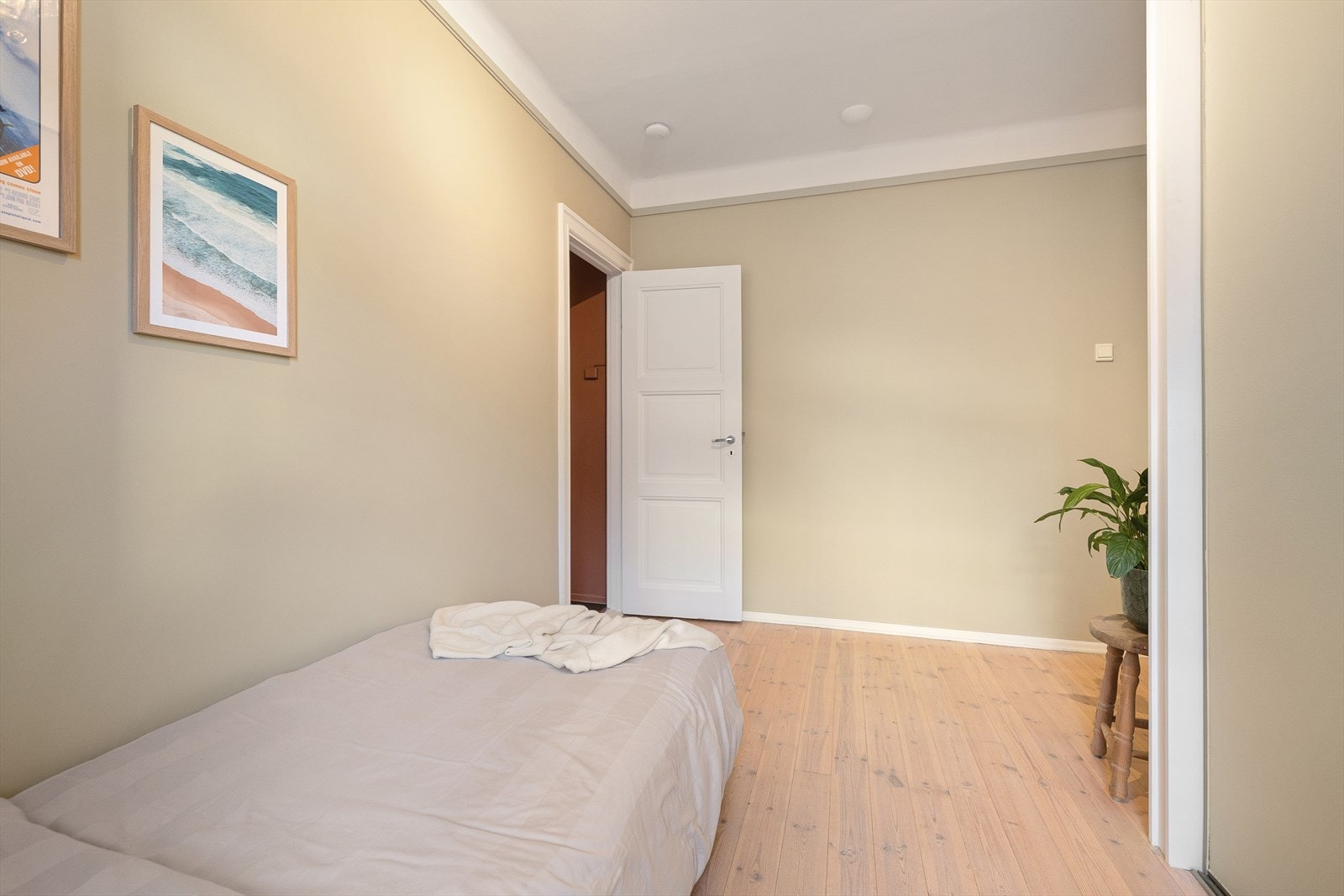 Her er det plass til seng, skrivepult og skyvedørsgarderobe. Galleribilde