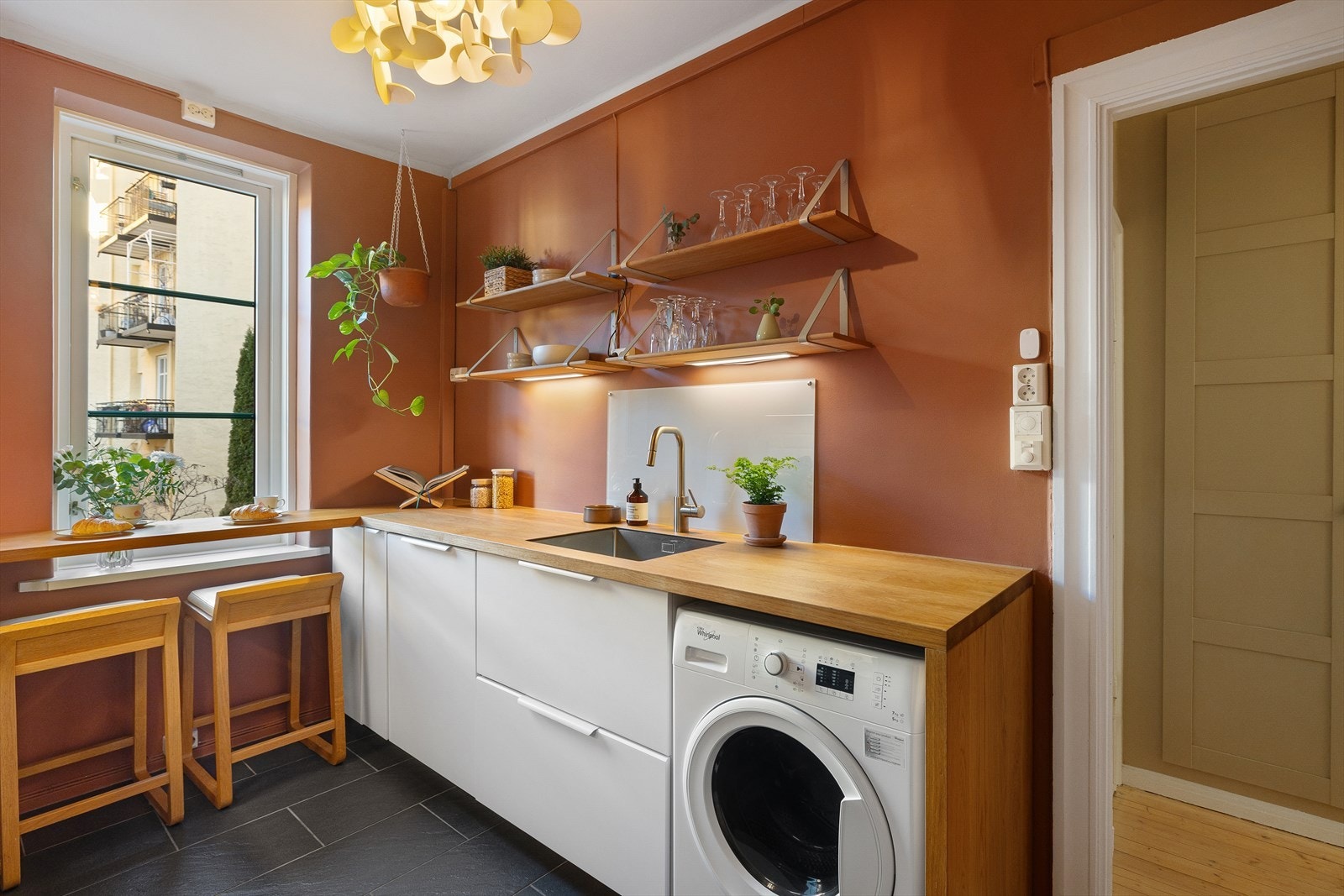 Det er integrert stekeovn, platetopp (2025), oppvaskmaskin, vinskap og kjøl/fryseskap. Innredningen har kullfiltervifte over stekesonen og opplegg for vaskemaskin. Galleribilde