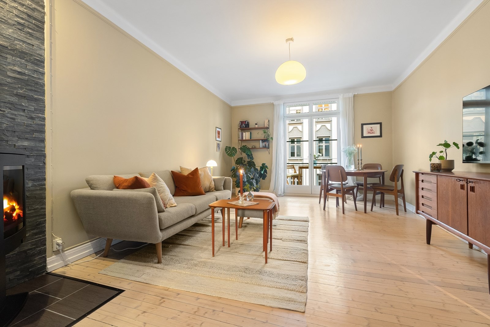 Leiligheten har stilrene overflater med lune fargevalg og pent, originalt tregulv. Overflatene ble pusset opp i 2022. Galleribilde