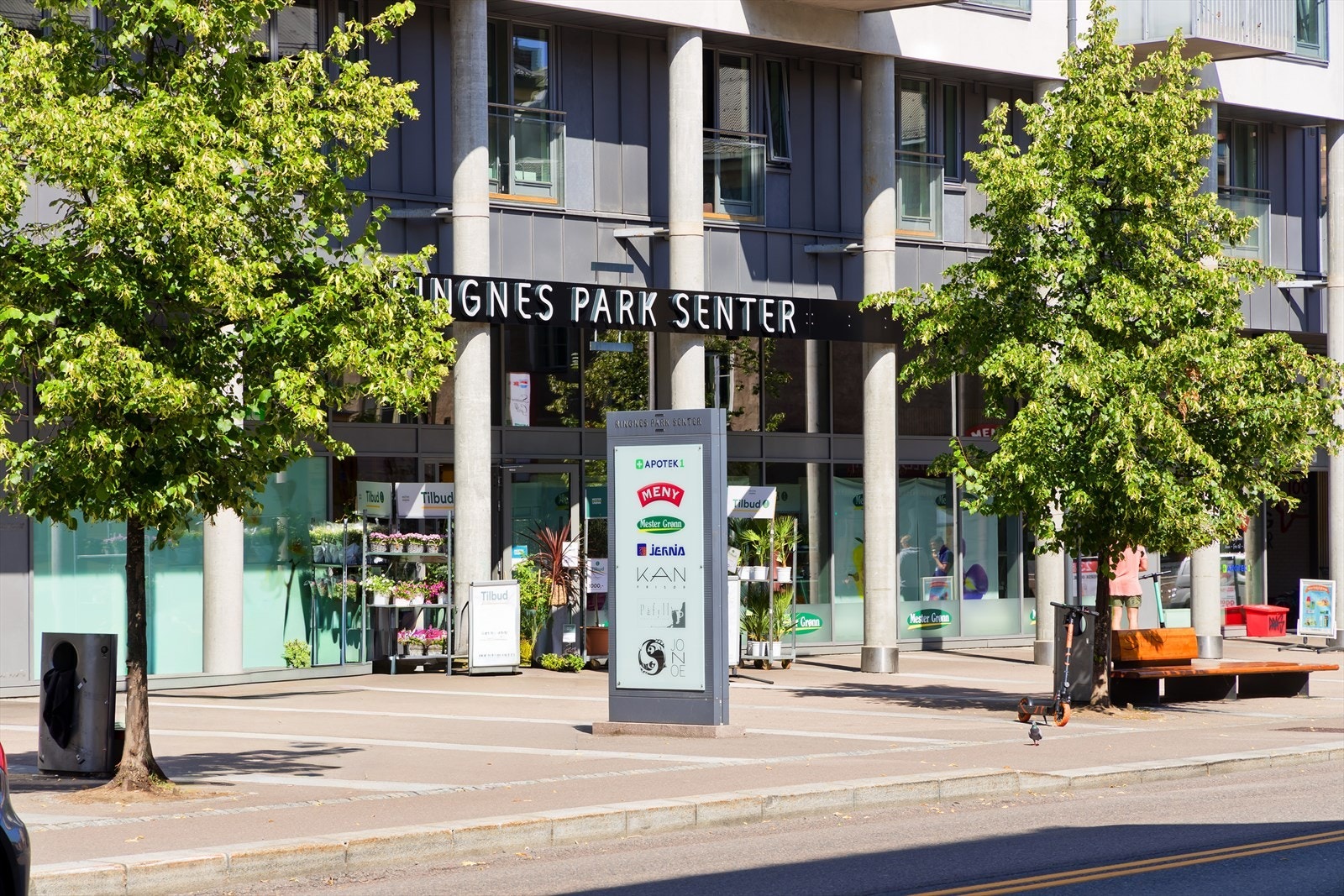Områdebilde - Ringnes park med kino, Meny, Jernia, blomsterbutikk og Sats. Galleribilde