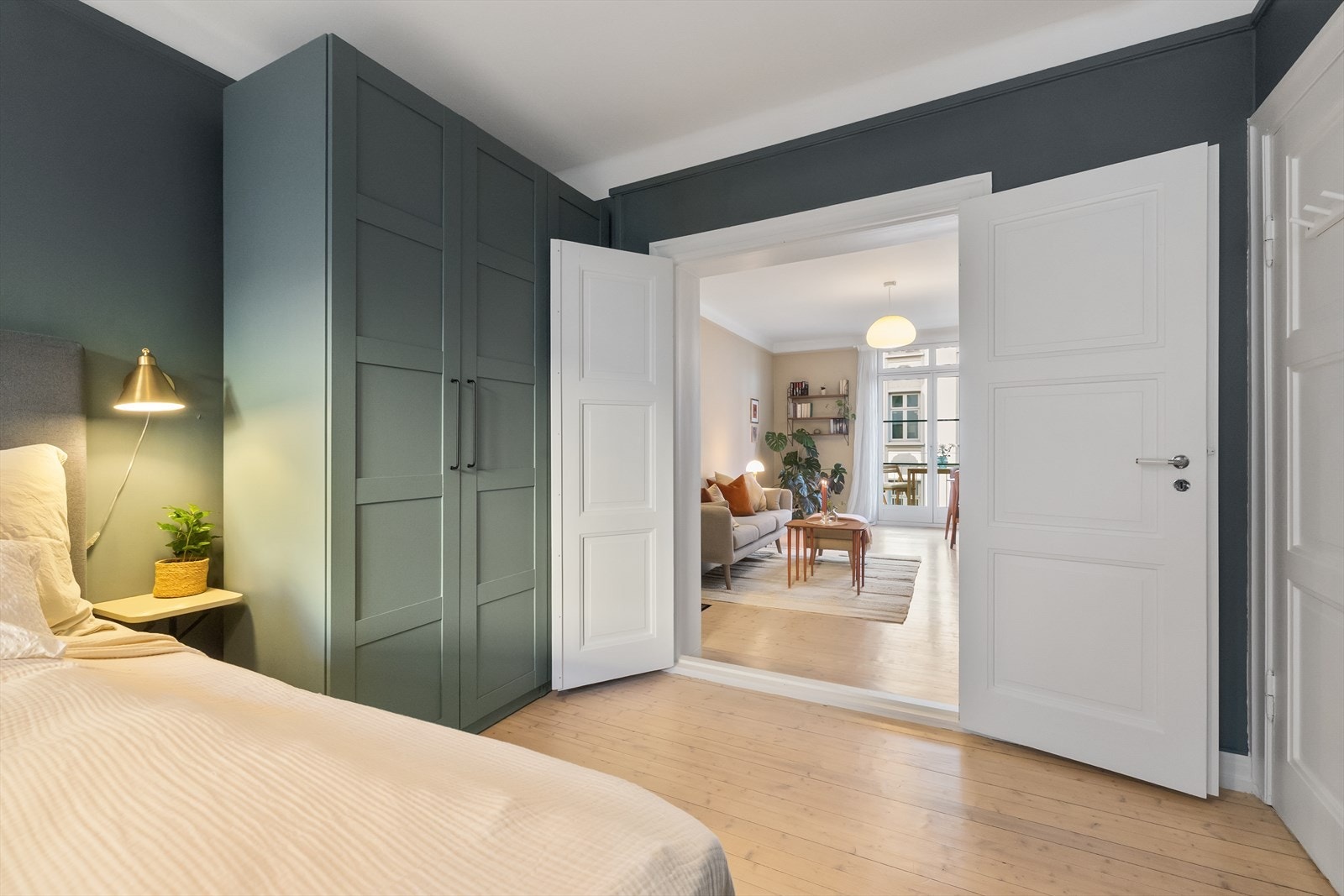 Det er flotte, doble fløydører mellom soverommet og stuen. Galleribilde
