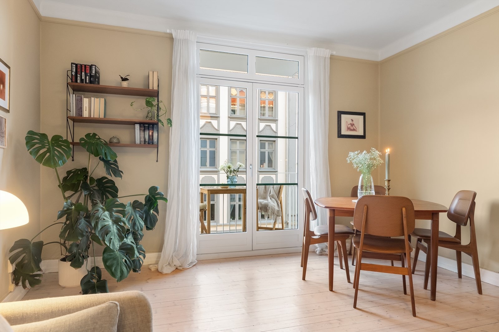 Leiligheten ligger i 3. etasje og inneholder entré/gang, stue, to soverom, bad og kjøkken. Galleribilde