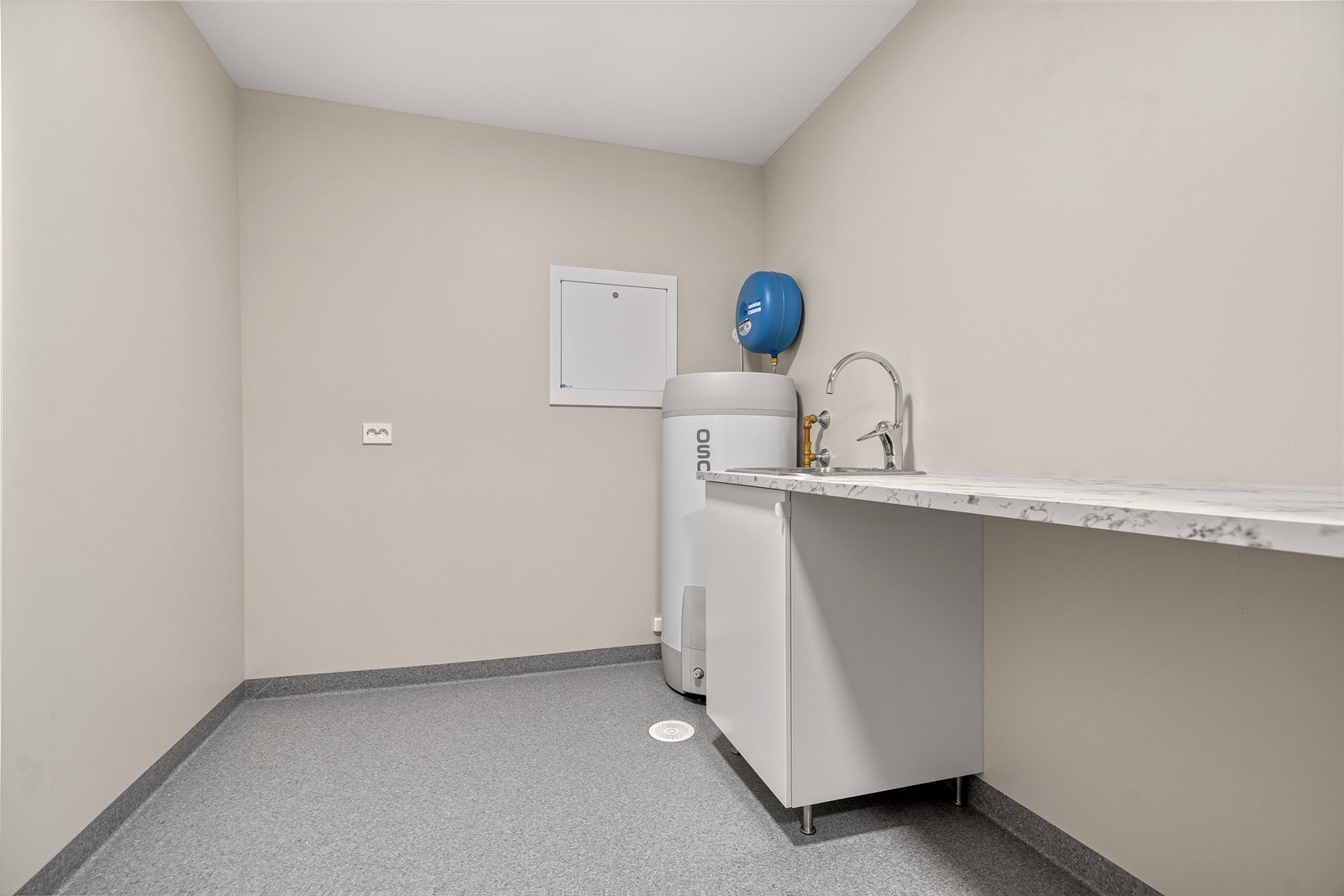 Praktisk vaskerom med god plass til innredning og nisje til vaskemaskin og tørketrommel. Galleribilde