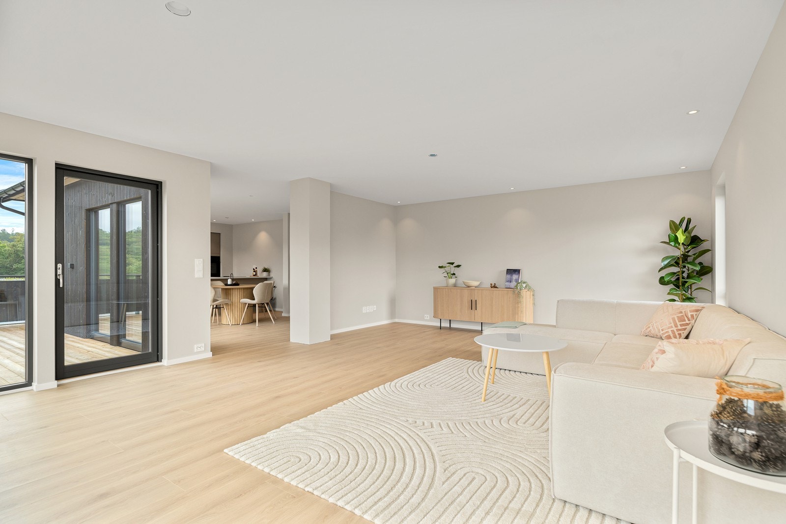 Romslig stue med plass til flere sosiale soner Galleribilde