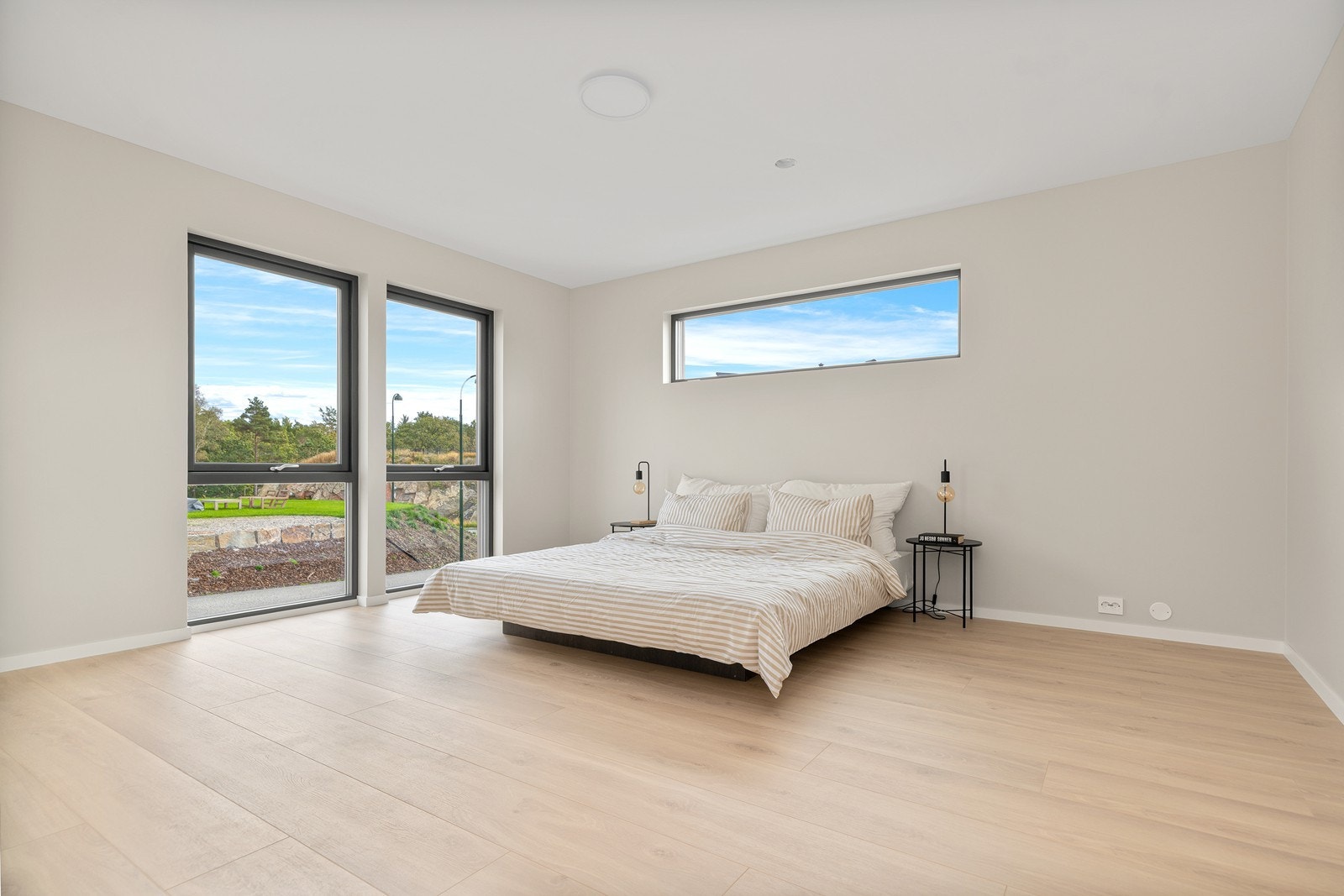 Flott hovedsoverom med god plass til dobbeltseng, nattbord og oppbevaringsmøblement. Galleribilde