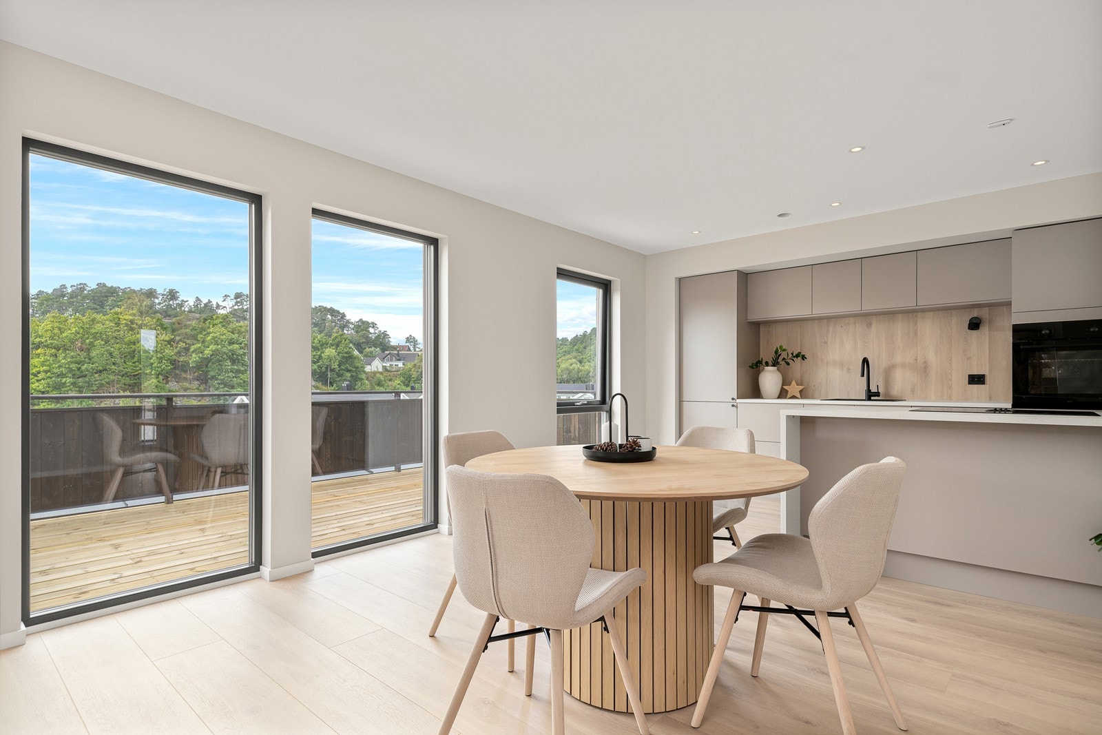 På kjøkkenet er det god plass til spisegruppe med tilhørende møblement. Galleribilde