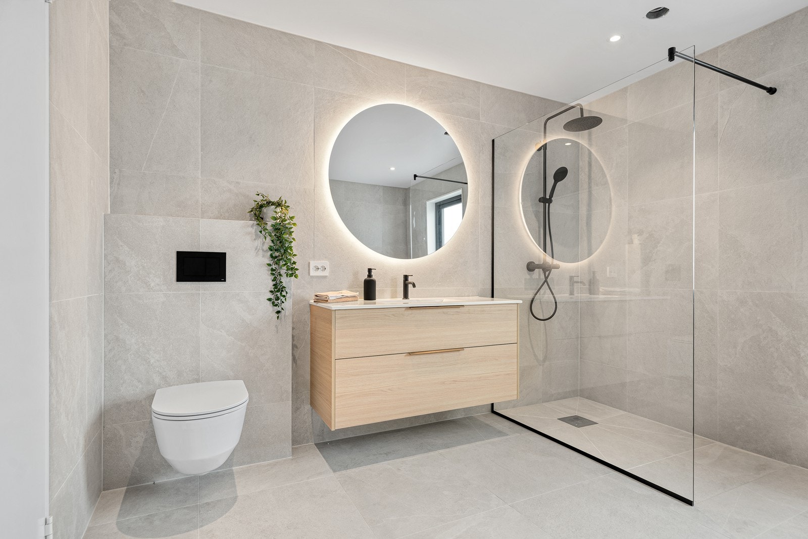 Baderommet består av toalett, baderomsinnredning, dusjnisje og badekar. Galleribilde