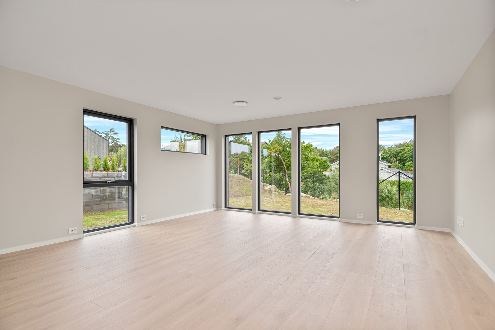 Romslig stue i underetasje Galleribilde