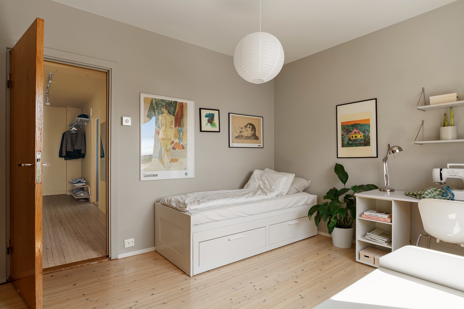 Soverom 2: Soverommet passer perfekt som et gjesterom, barnerom, kontor eller en kombinasjon av dette. Galleribilde