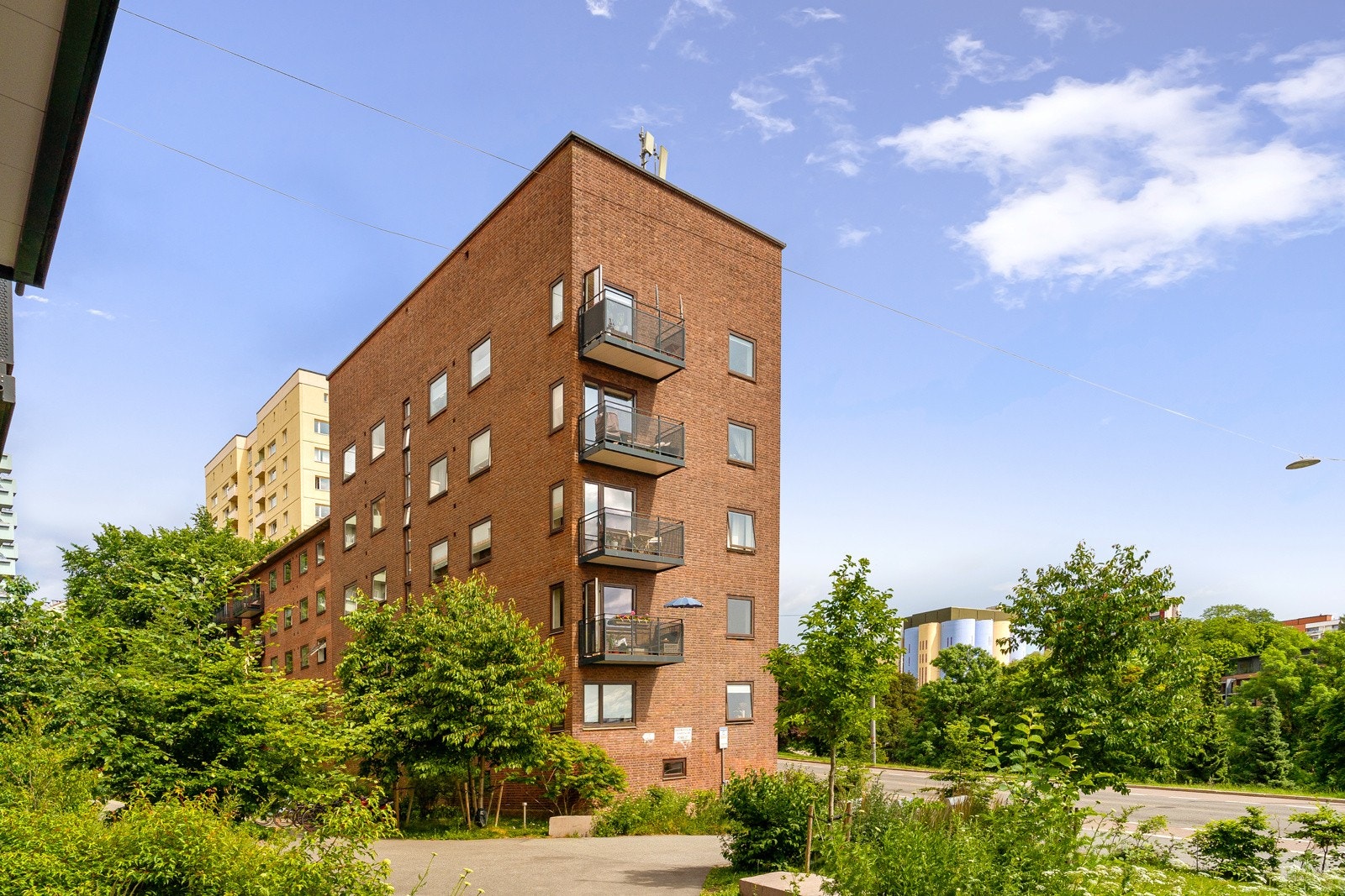 Leiligheten har en flott intern beliggenhet som front-/endeleilighet med som gir rikelig med naturlig lys fra øst, syd og vest! Galleribilde