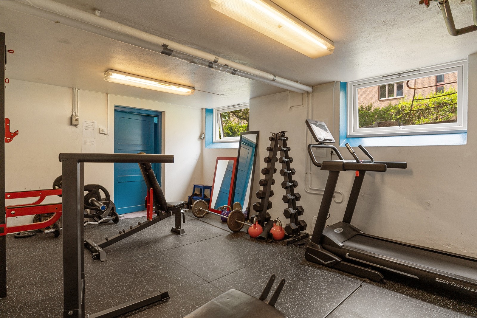 Borettslaget har felles sykkelbod, fellesvaskeri, velferdsrom og treningsrom. Leiligheten disponerer også meget god bodplass på totalt 13m², fordelt på kjeller- og loftsbod. Galleribilde