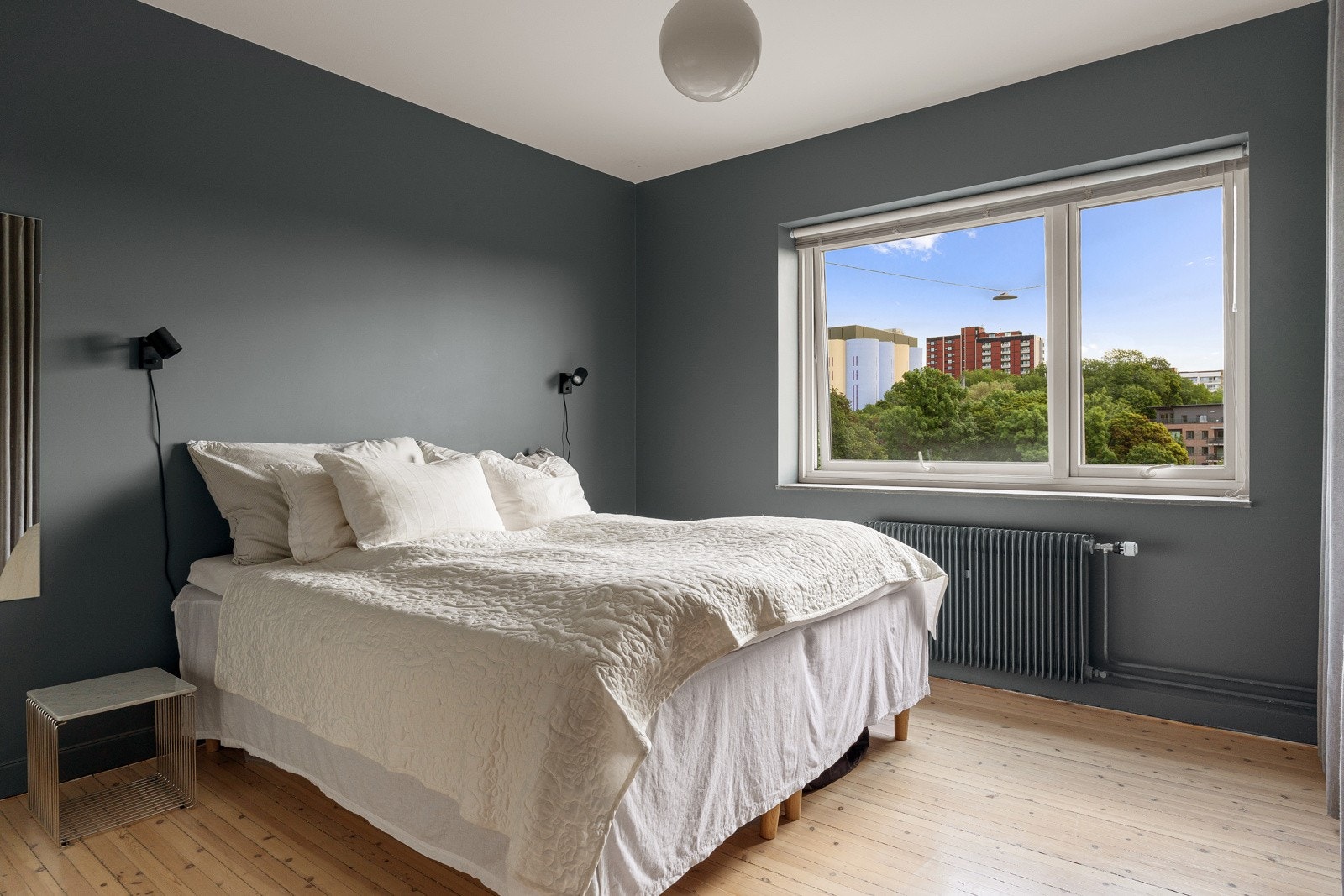 Stort hovedsoverom med god plass til stor dobbeltseng, nattbord og annet møblement. Galleribilde