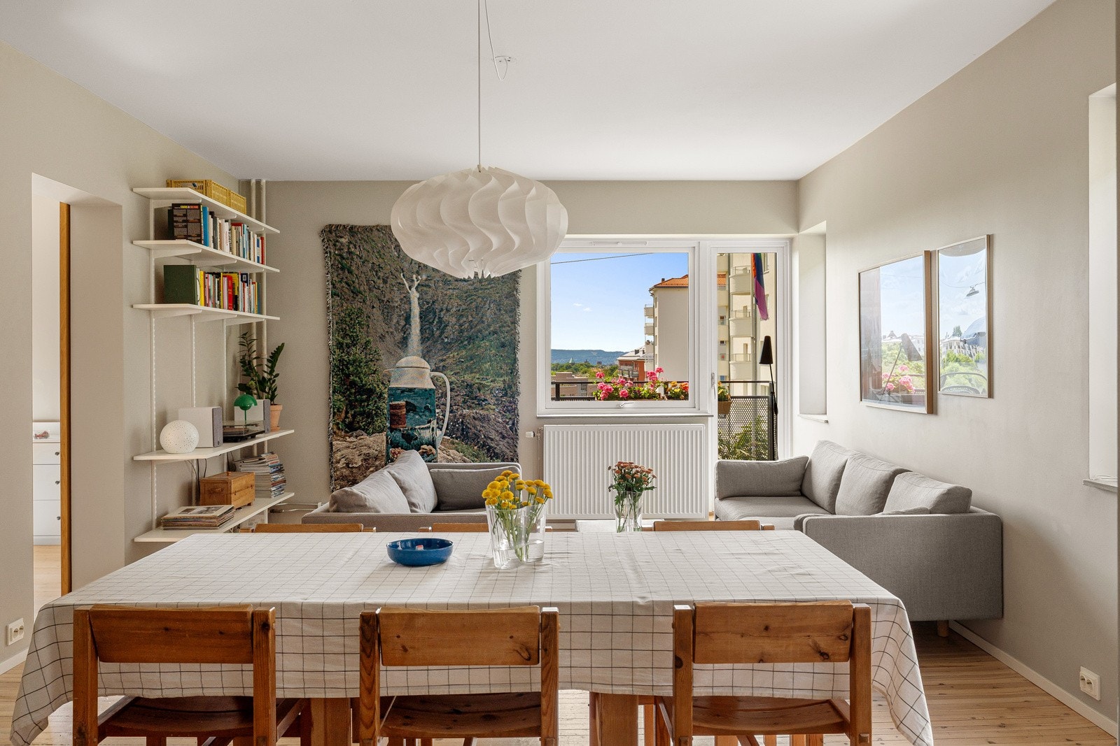 Leiligheten ligger luftig til i byggets 2. etasje med store vindusflater mot tre forskjellige himmelretninger som gir rikelig med naturlig lys og underbygger den gode romfølelsen. Galleribilde