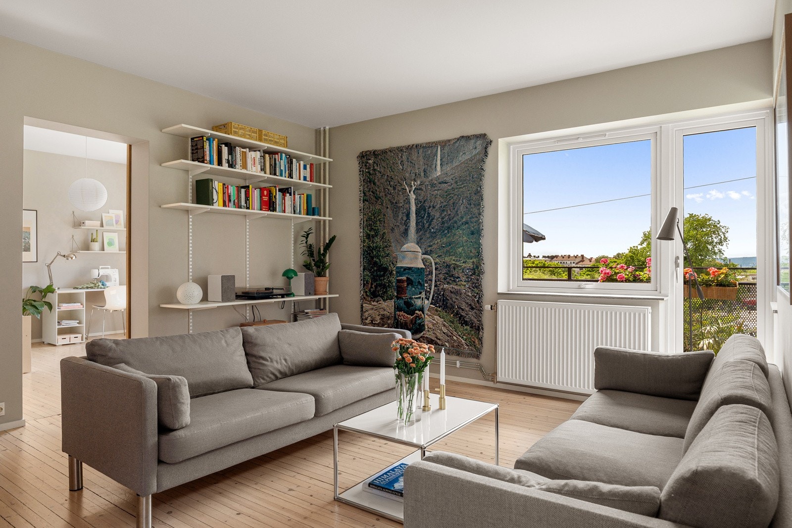 Stuen har flere naturlige møbleringssoner. Galleribilde