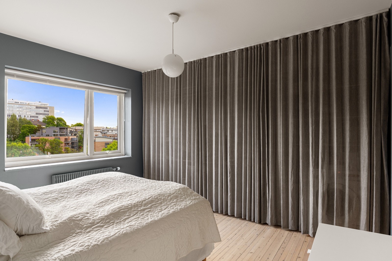 Hovedsoverommet har god plass til garderobeskap for lagringsplass og annet ønskelig møblement. Galleribilde