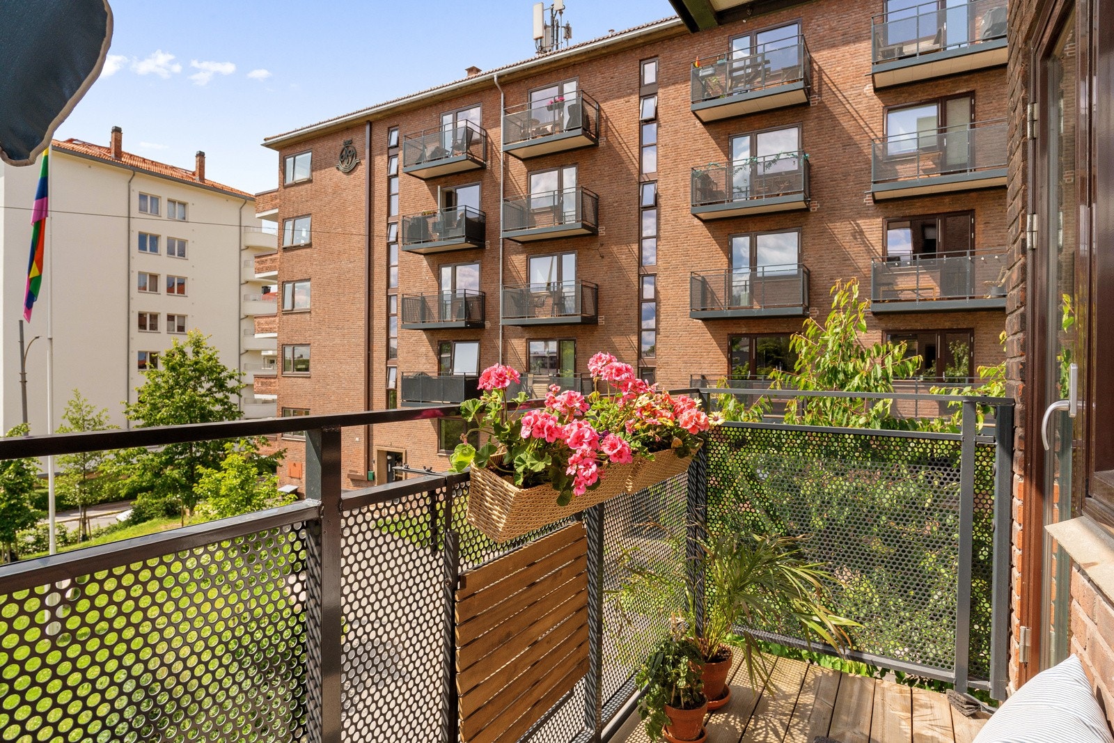 Fra stuen kan du tre ut på sydvestvendt balkong fra 2017 med svært gode solforhold, samt herlig utsikt over fllotte parkområder og Akerselva Galleribilde