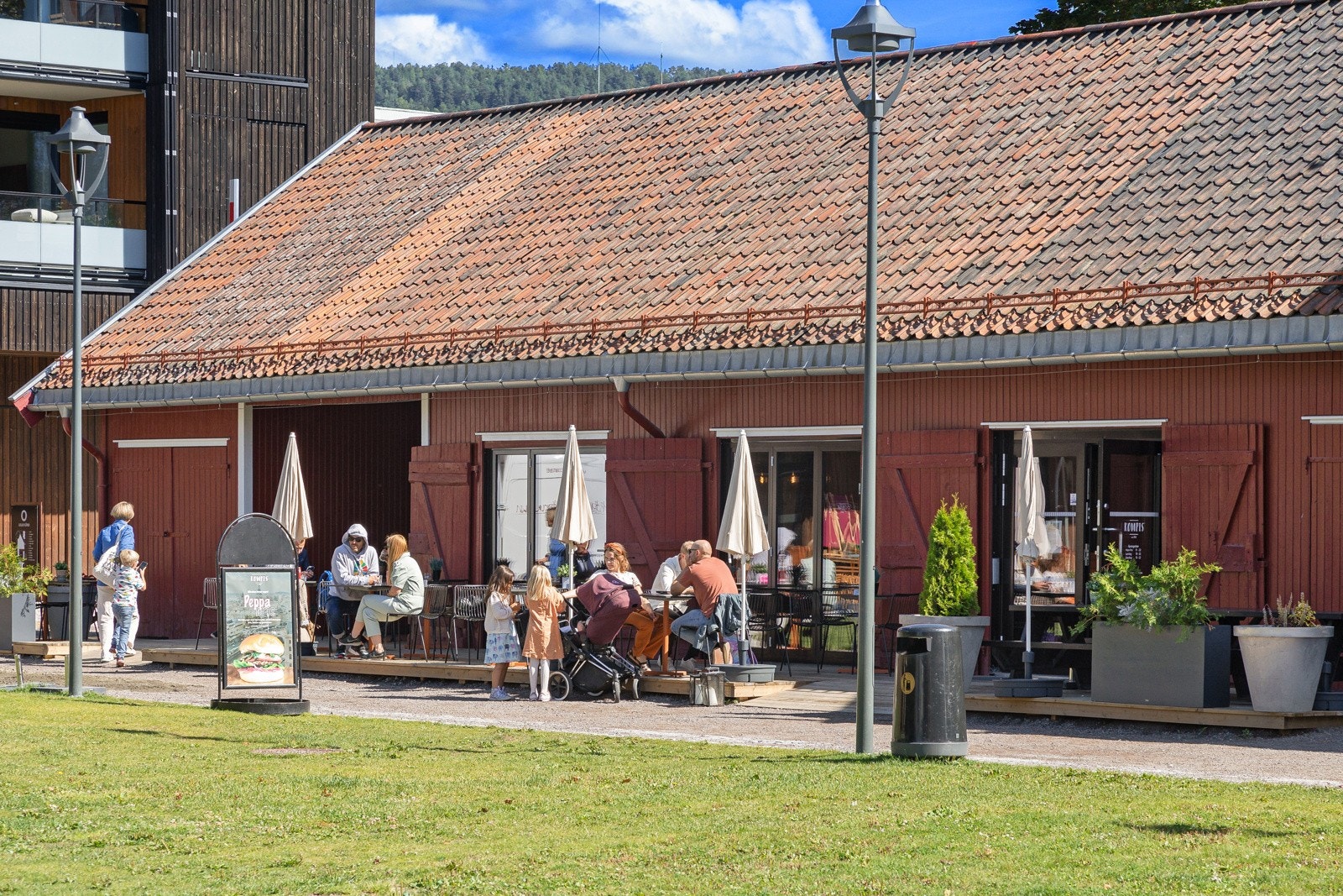 Lillo gård består av flere resturanter og butikker, og danner et hyggelig nærsenter for området. Galleribilde