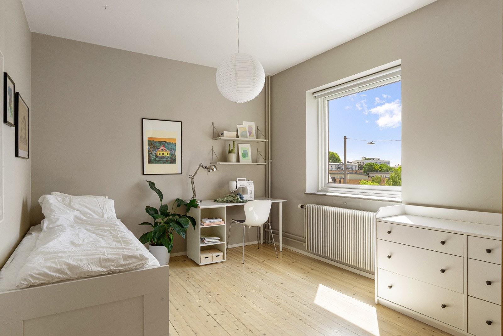 Soverom 2: Her har du plass til dobbeltseng, nattbord og garderobeskap. Galleribilde