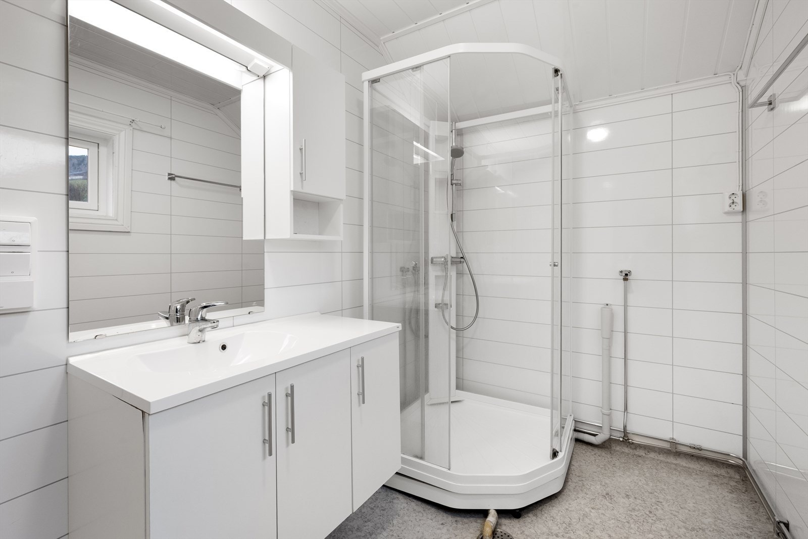 Bad 2 - begge bad har samme stil og farge med lyse baderomsplater og gulvbelegg. Galleribilde