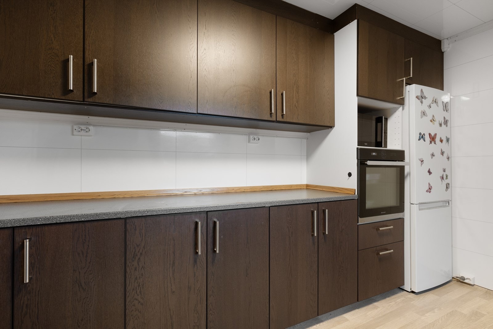 Kjøkkenet er utstyrt med integrert koketopp og stekeovn. Kjøleskap, mikro og oppvaskmaskin er frittstående. Galleribilde