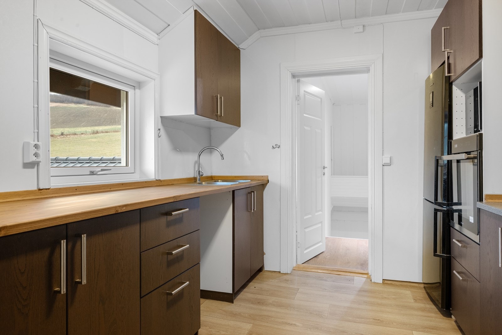 Godt med oppbevaringsplass i både skap og skuffer, og gode arbeidsflater. Galleribilde