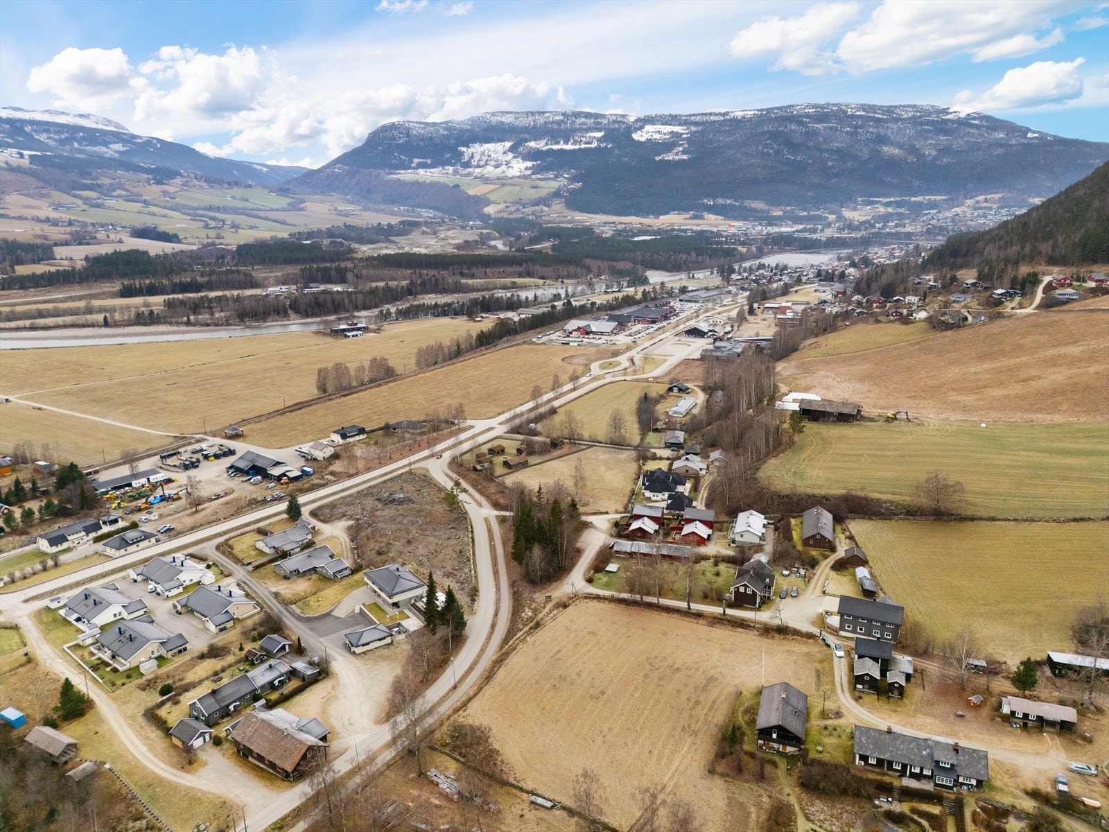 Herfra er det gang- og sykkelavstand til barnehage og skoler i alle trinn, samt ulike servicetilbud og idrettsanlegg. Galleribilde