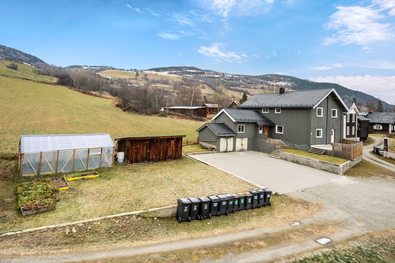 Uteområdet byr på grøntarealer og en romslig gårdsplass med belegningsstein. Galleribilde