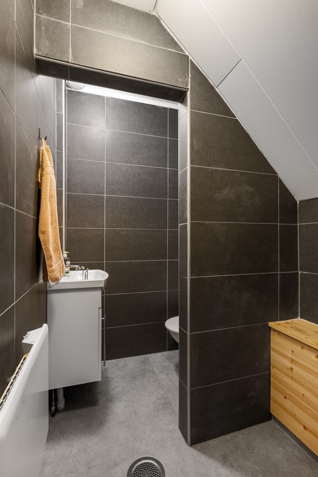 I tillegg separat toalettrom flislagte vegger og belegg på gulv. Galleribilde