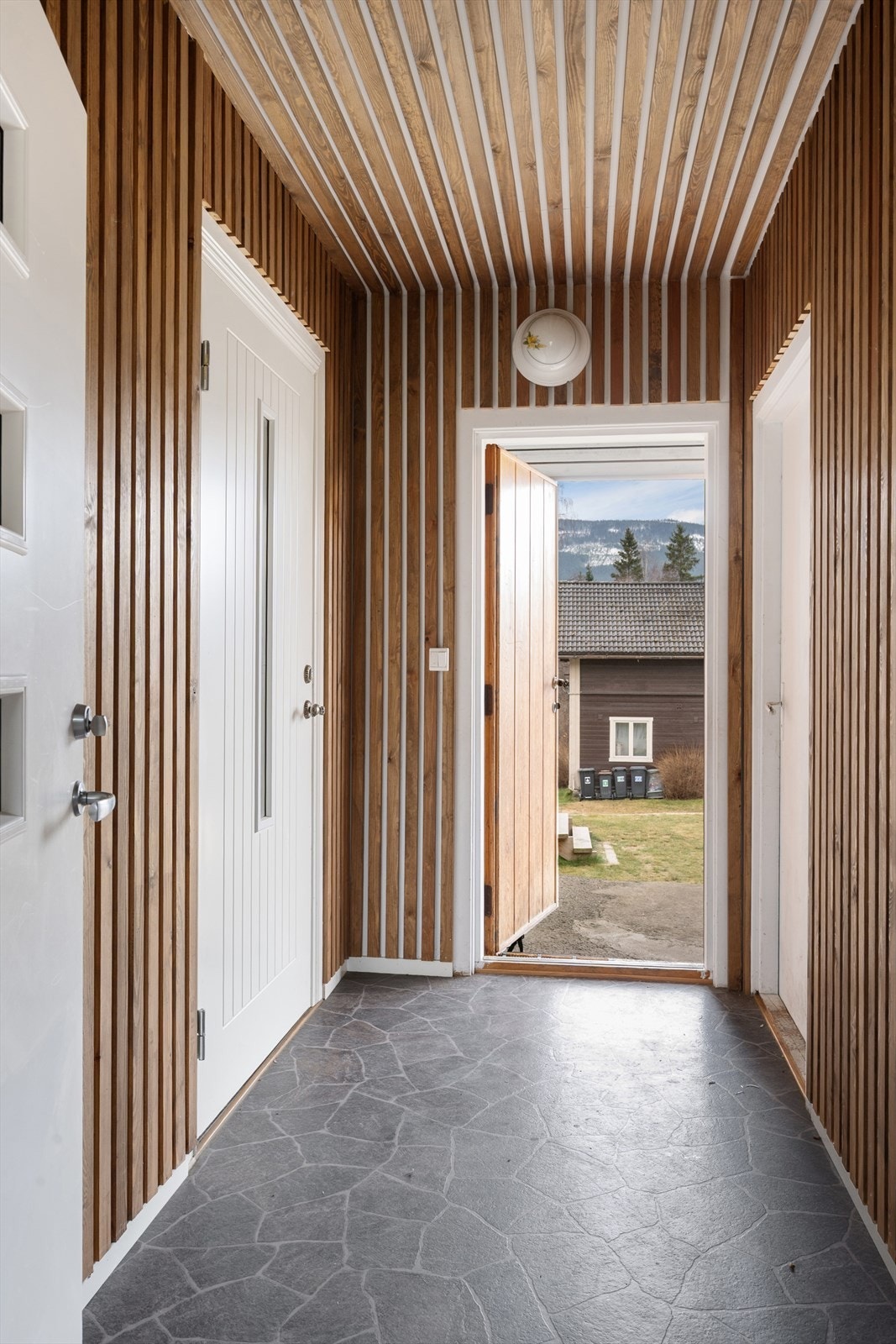 Trivelig entré med belegg på gulv. Galleribilde