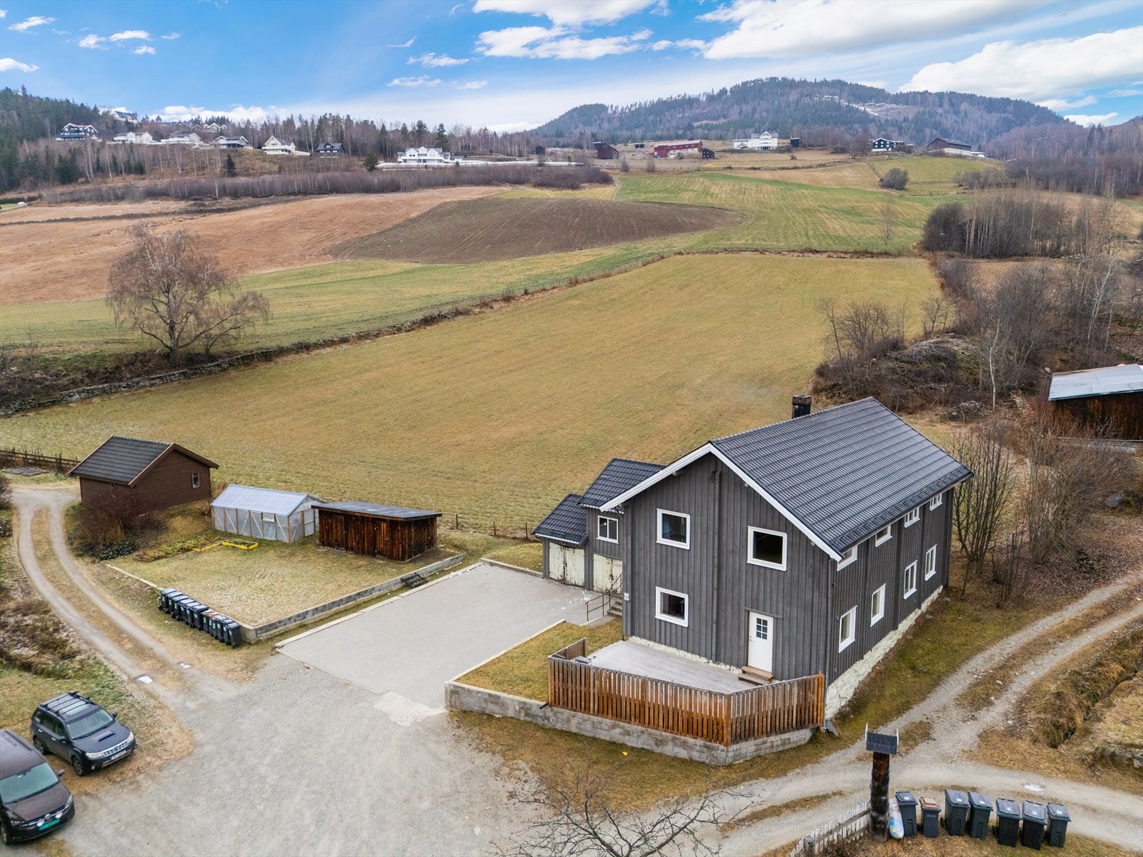 Området preges av spredt boligbebyggelse og noe landbruk. Galleribilde